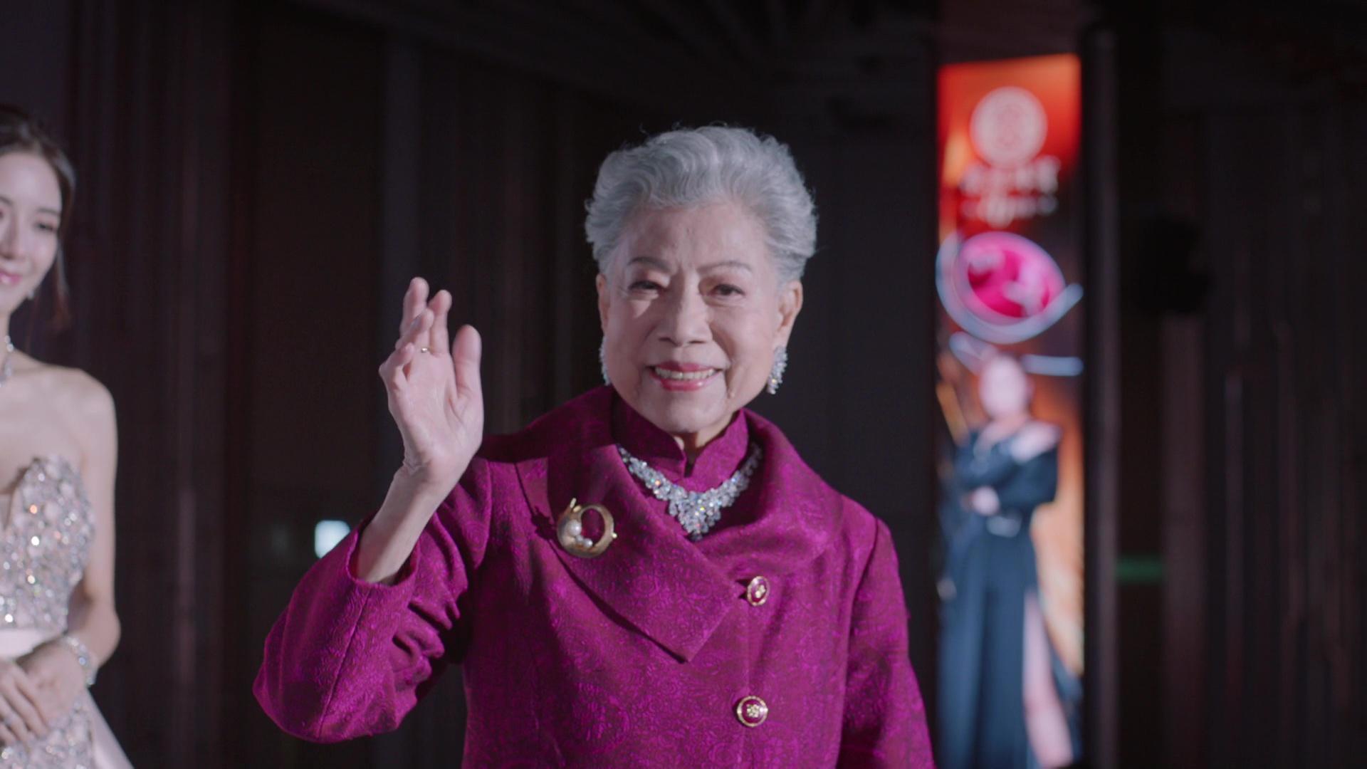 羅蘭姐花生騷除咗有好多靚靚長衫,仲有西裝靚靚外套,好省鏡架。