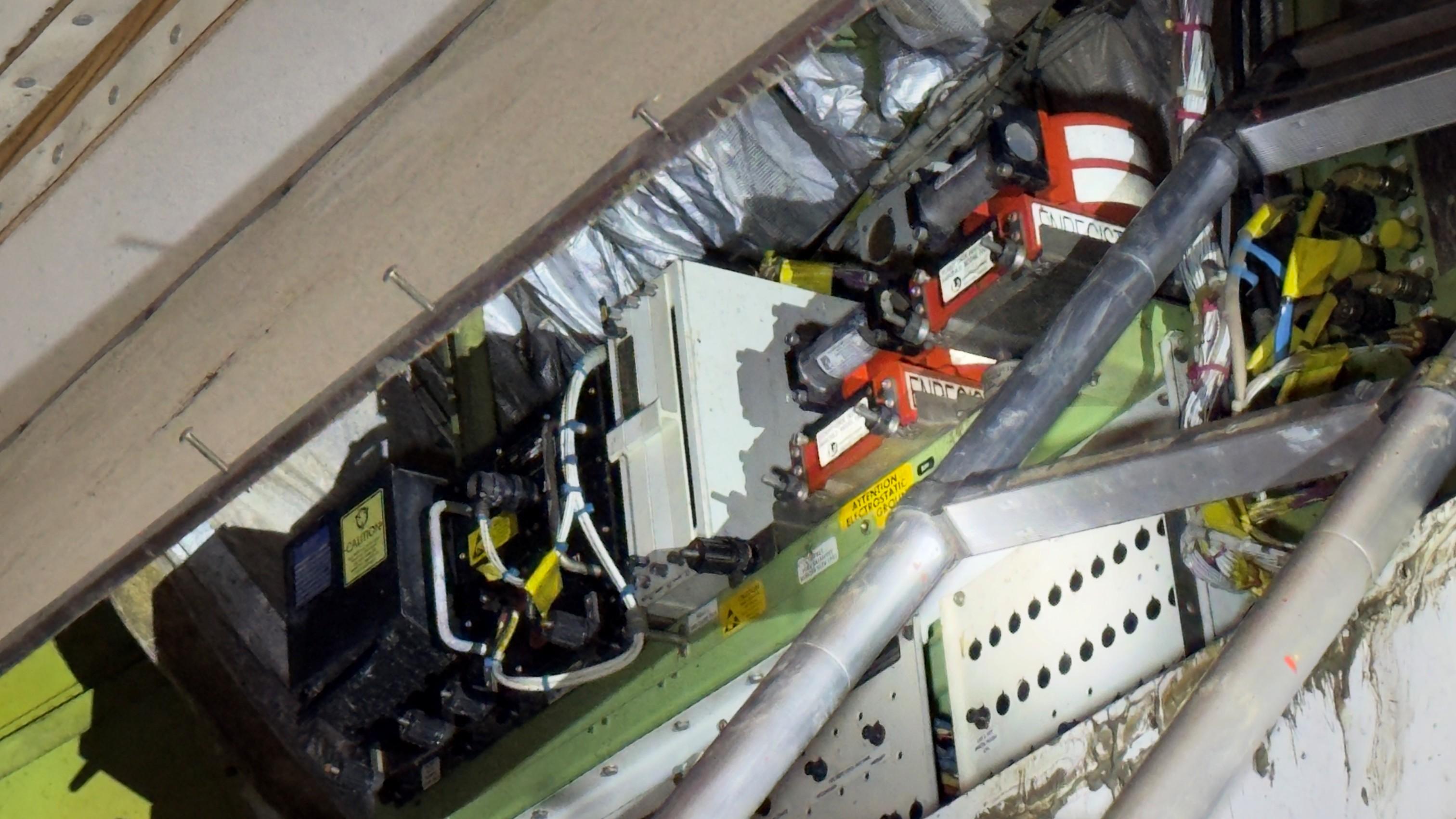 圖示位於飛機殘骸中俗稱「黑盒」的「飛行數據紀錄儀」及「駕駛艙話音紀錄儀」