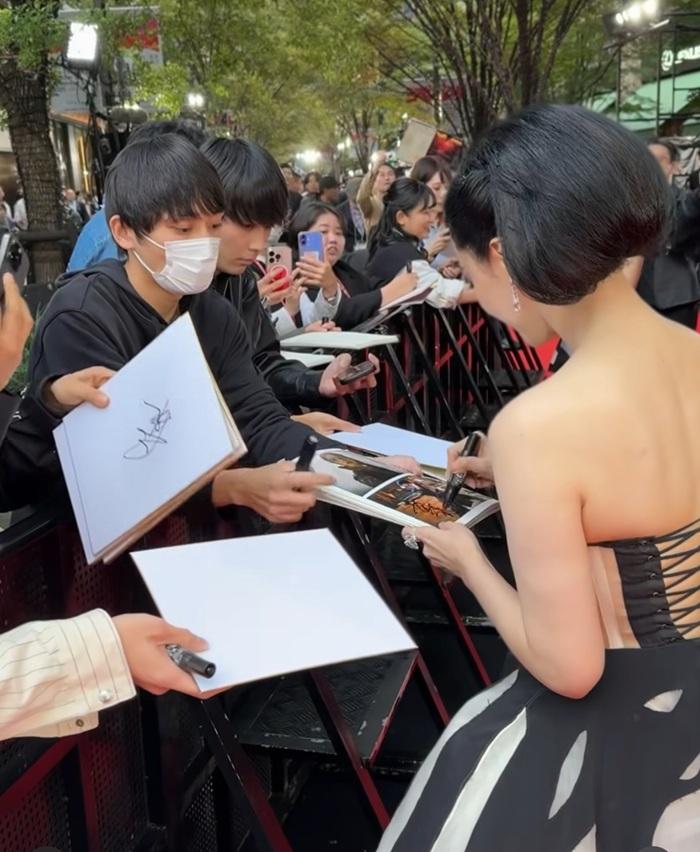 冰冰甚受現場觀眾歡迎。