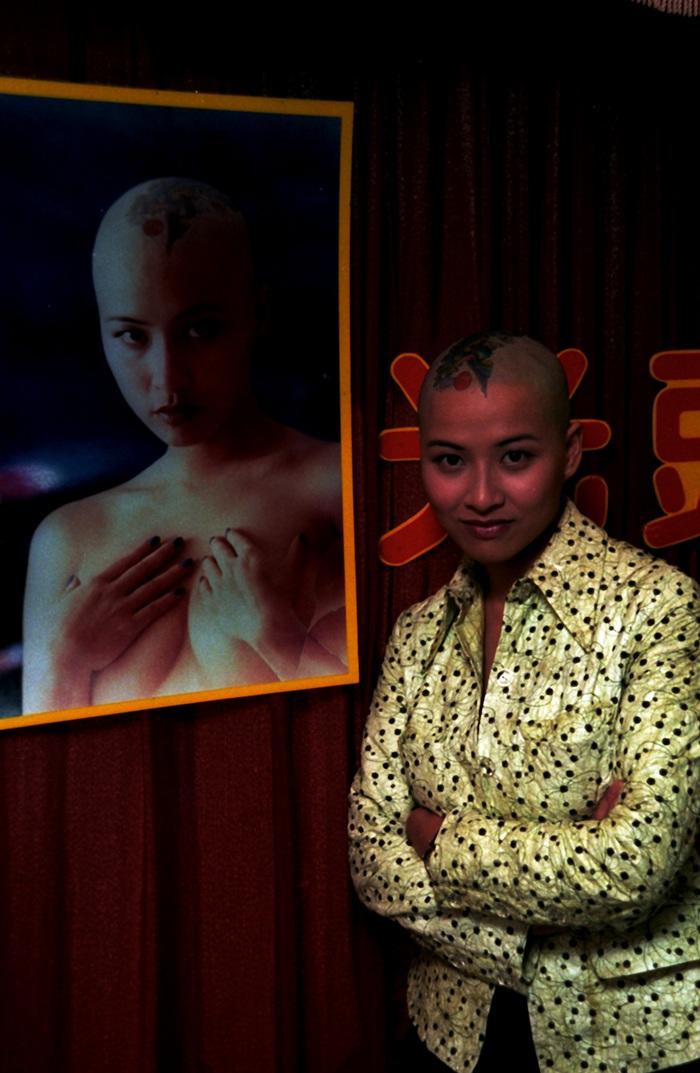 當年有女藝人剃光頭演出,已是非常轟動。