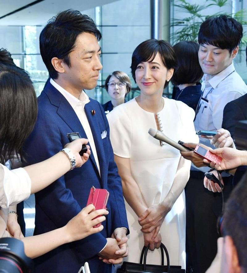 前主播瀧川Christel曾捲入不倫戀風波,與進次郎於2019年結婚,成為政治家之妻,現育有兩名兒子。