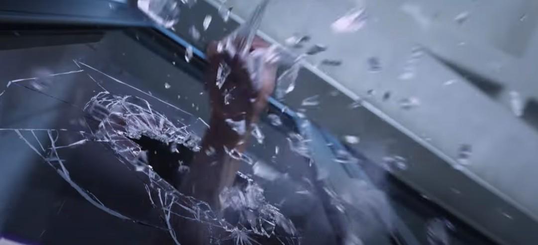 學生赤手爆玻璃是日常。