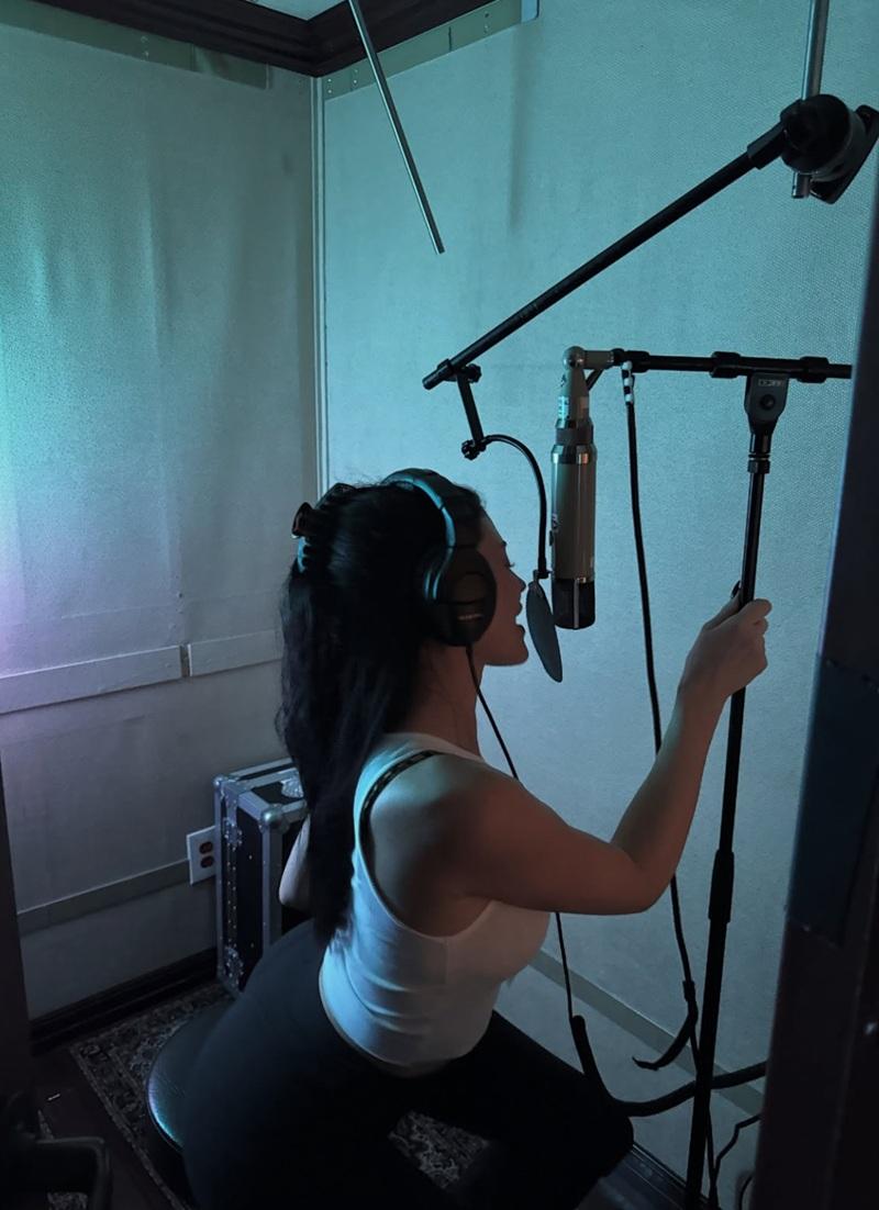 日前在IG分享新歌錄音照。