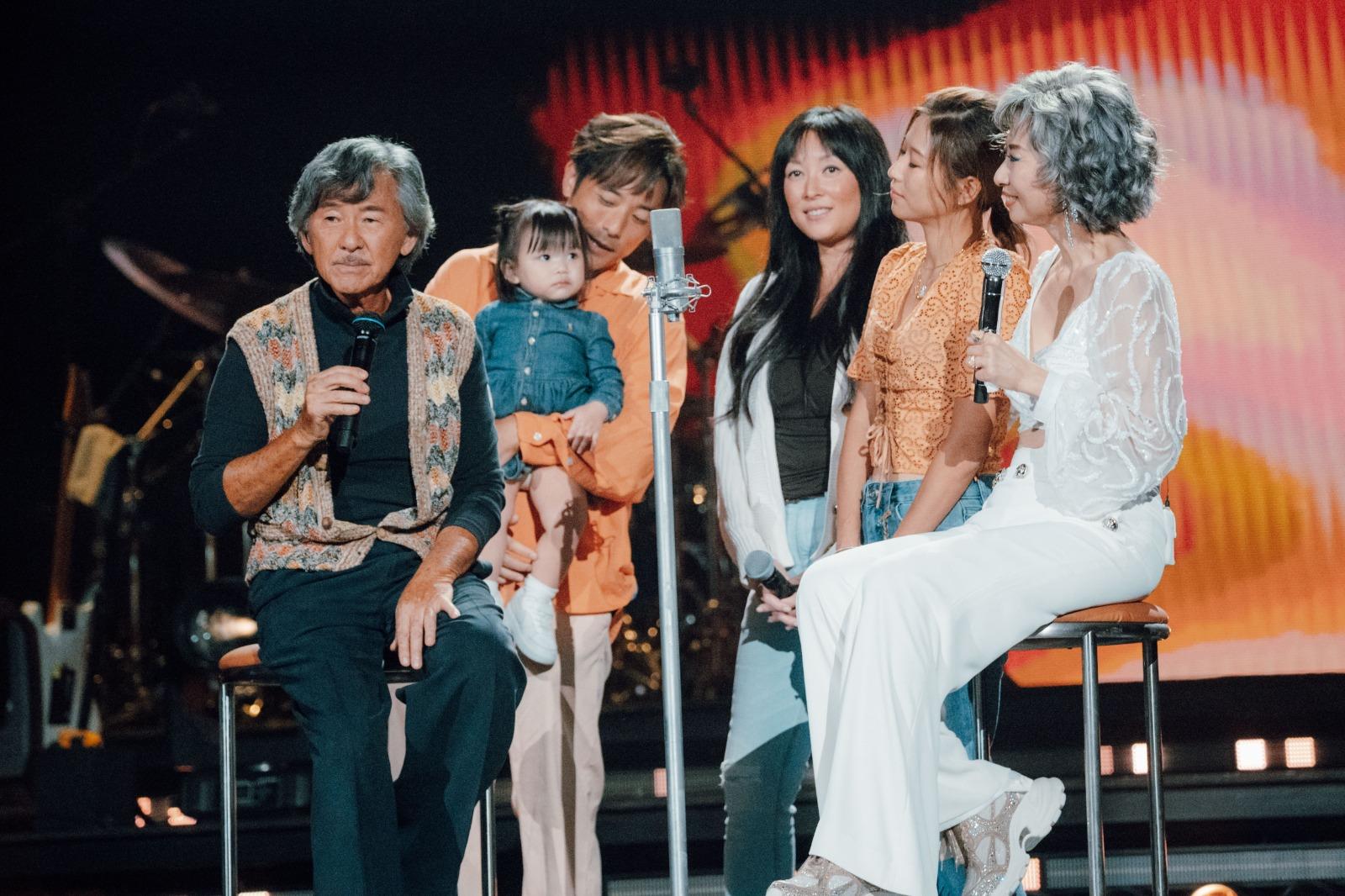 阿Lam的兒子林德信抱住孫女林明,與妹妹April上台為爸爸賀壽。