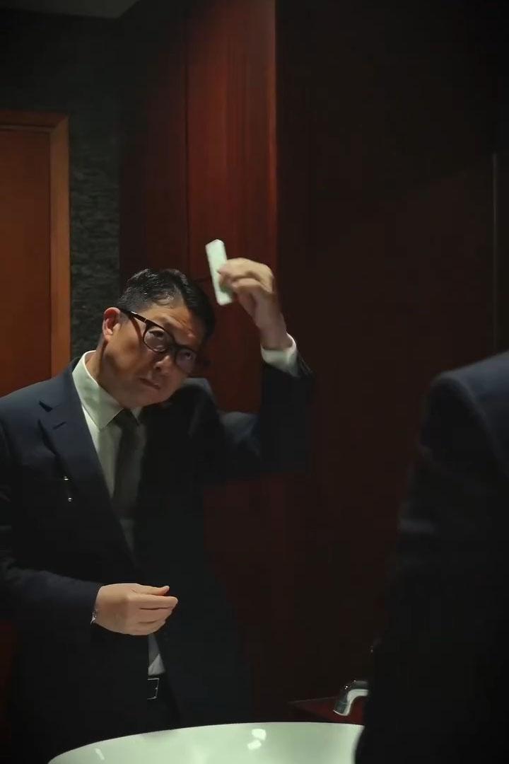 鄧炳強以「擸髮」的重要性比喻立法,呼籲選民在立法會選舉中投票。(鄧炳強FB影片截圖)