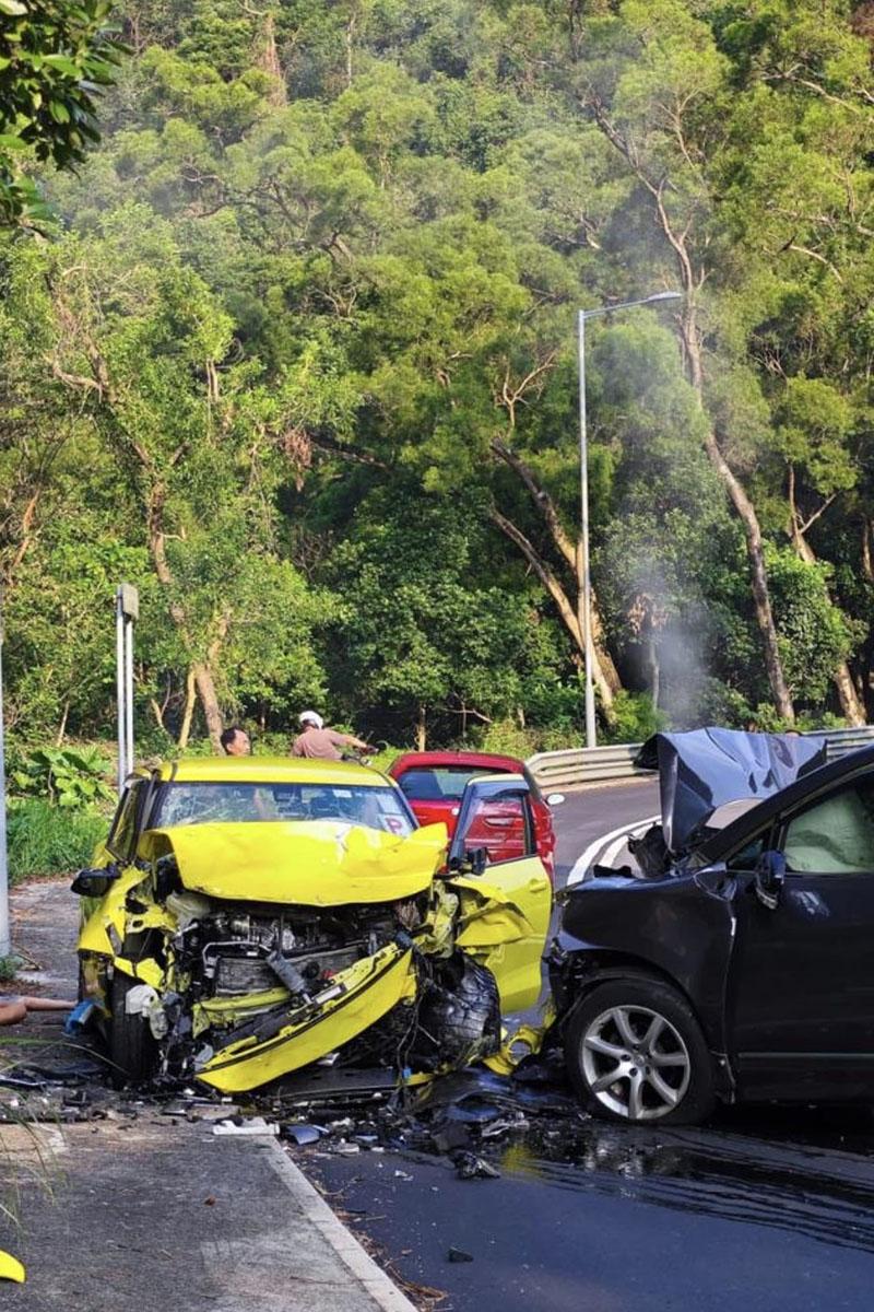 新娘潭路周日早上發生交通意外。(FB群組「馬路的事討論區」)