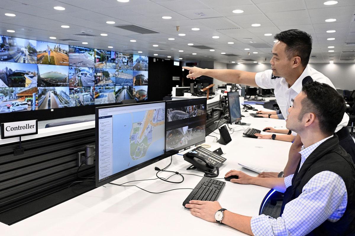 早前超強颱風樺加沙襲港期間,警方在警察總部指揮及控制中心利用「銳眼」實時監察水浸黑點、地窪地區、公共交通交匯處等地點。(政府新聞網)