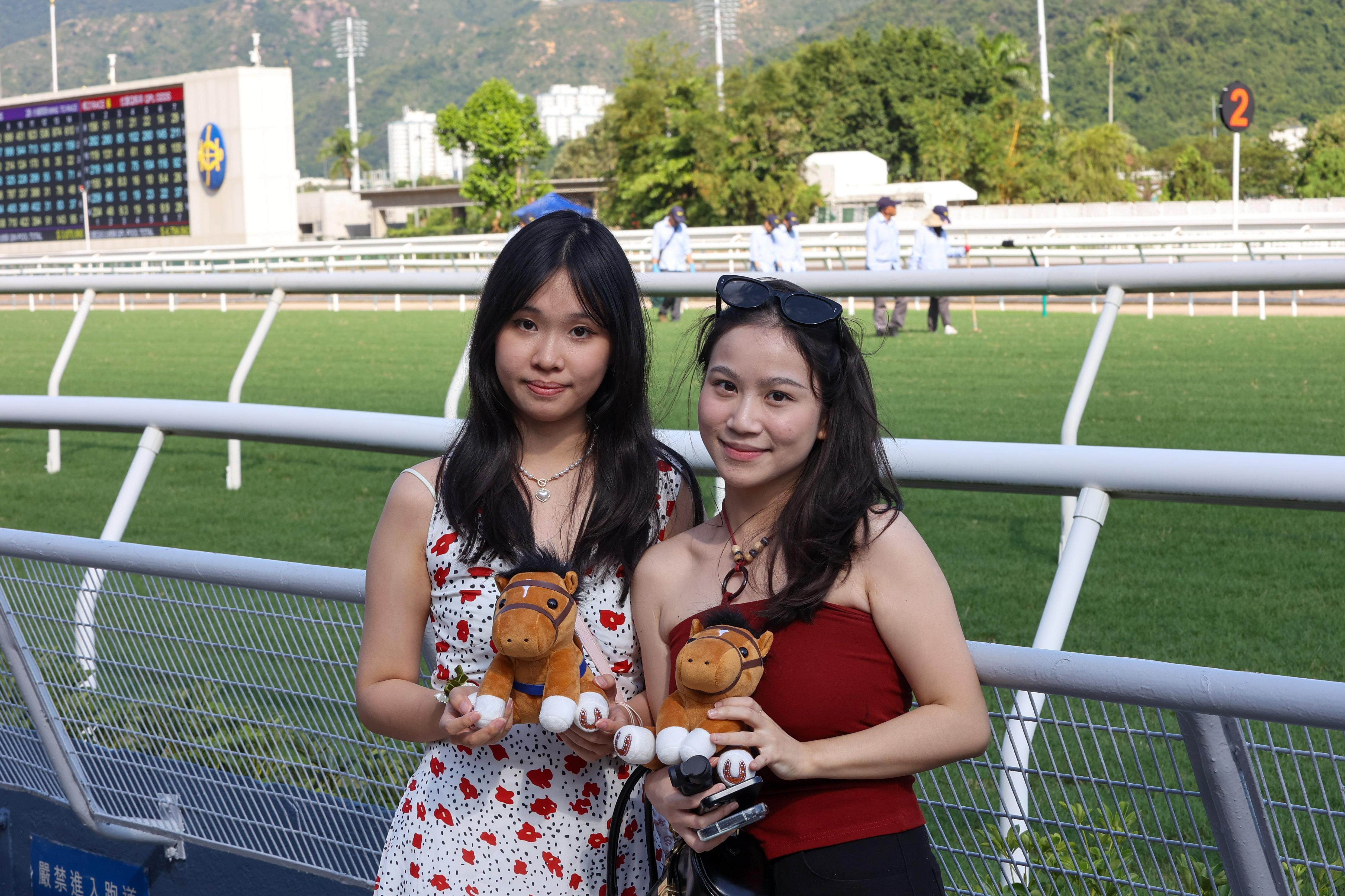 旅客專程到場觀賞賽馬。(賽馬會提供)