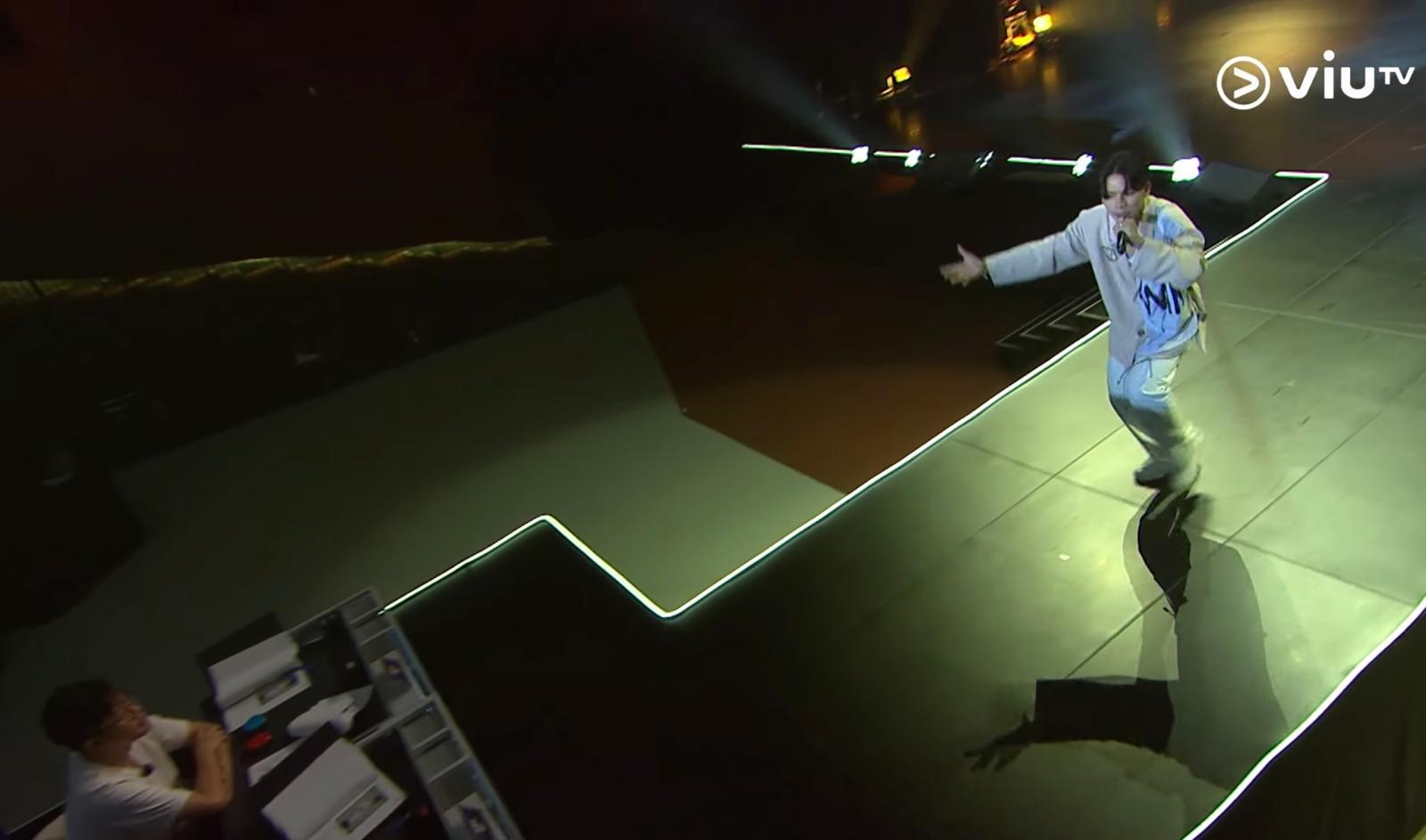 22號參賽者Alvin Lai獲何爵天導演大讚,有勇氣走近評判表演。