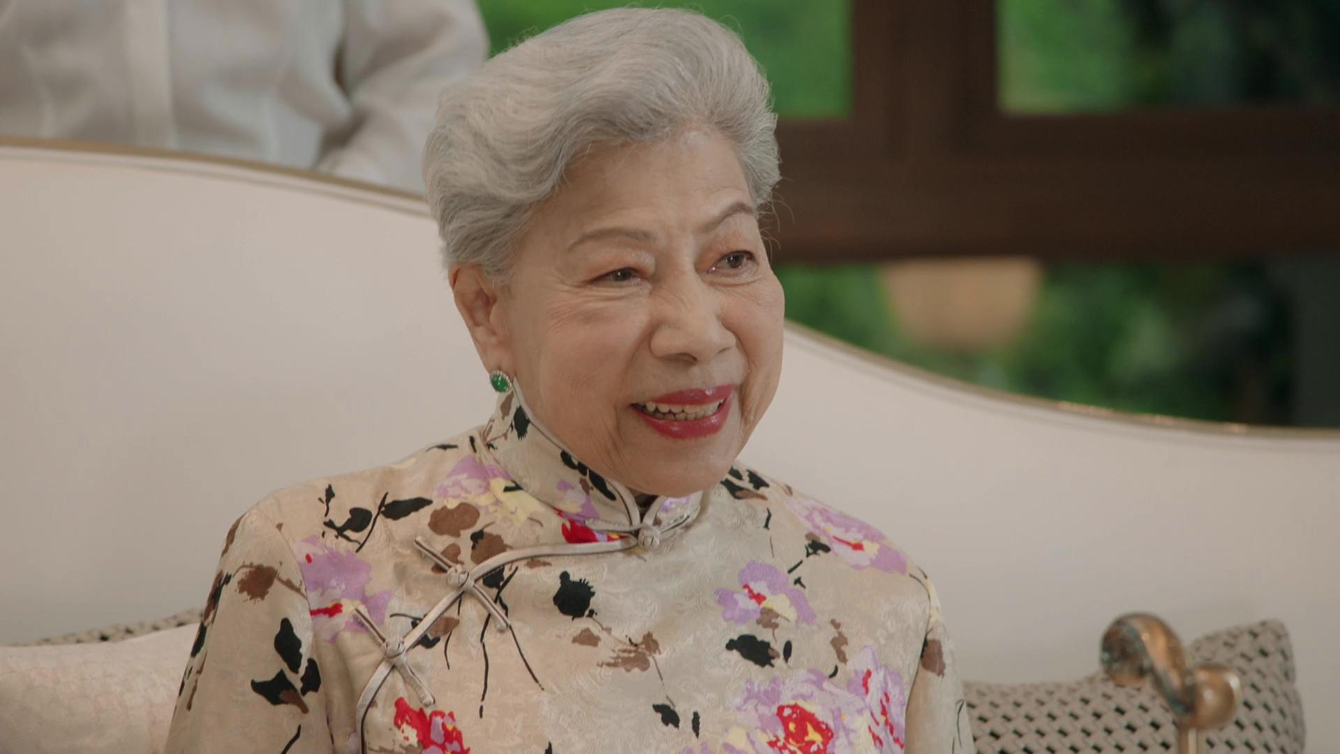 羅蘭姐逾90歲依然享受扮靚靚。