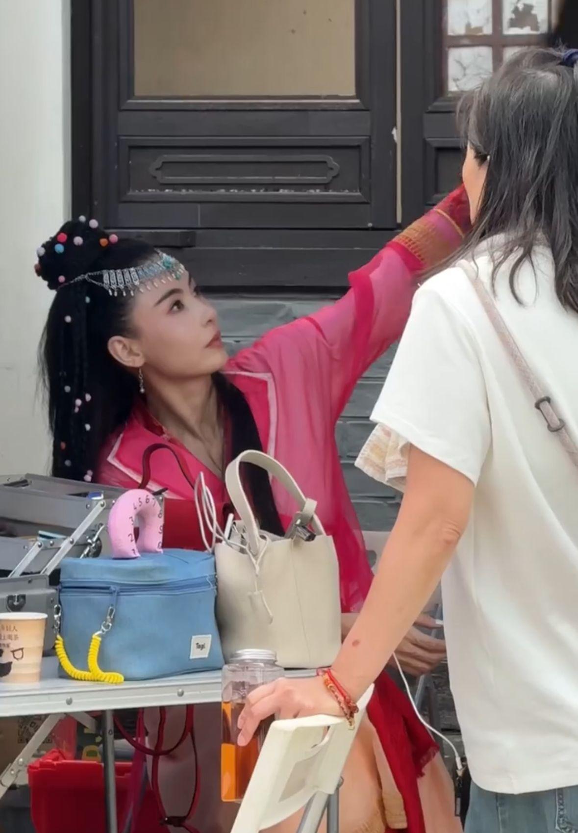 張栢芝最近在社交網分享於TVB電視城錄製《一路繁花2》的節目花絮。