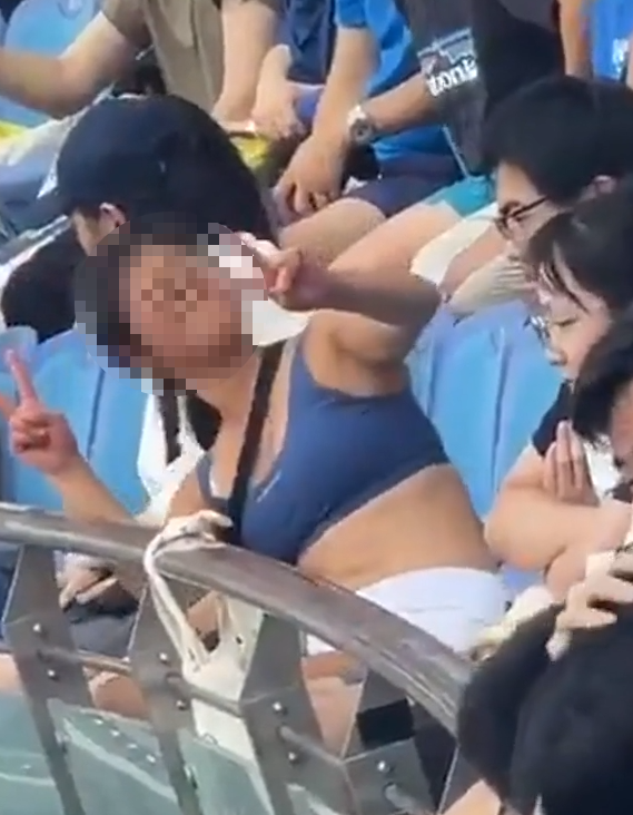 涉案謝姓女球迷在看台上不斷發出高分貝尖叫聲。(影片截圖)