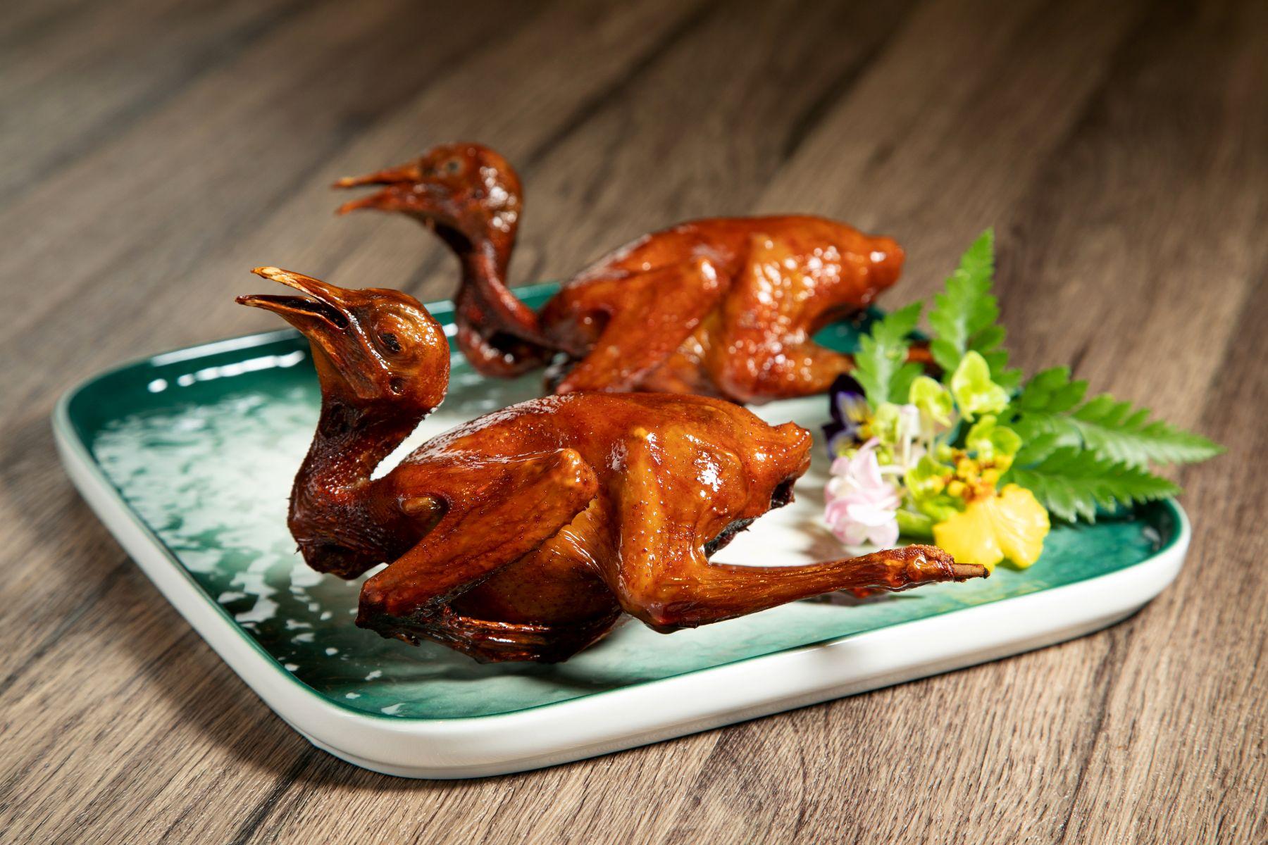 適逢開業五周年,由即日起至11月30日晚市時段惠顧,每兩位起免費獲贈紅燒乳鴿一隻(原價$68);四位食客惠顧獲贈紅燒乳鴿兩隻,如此類推。