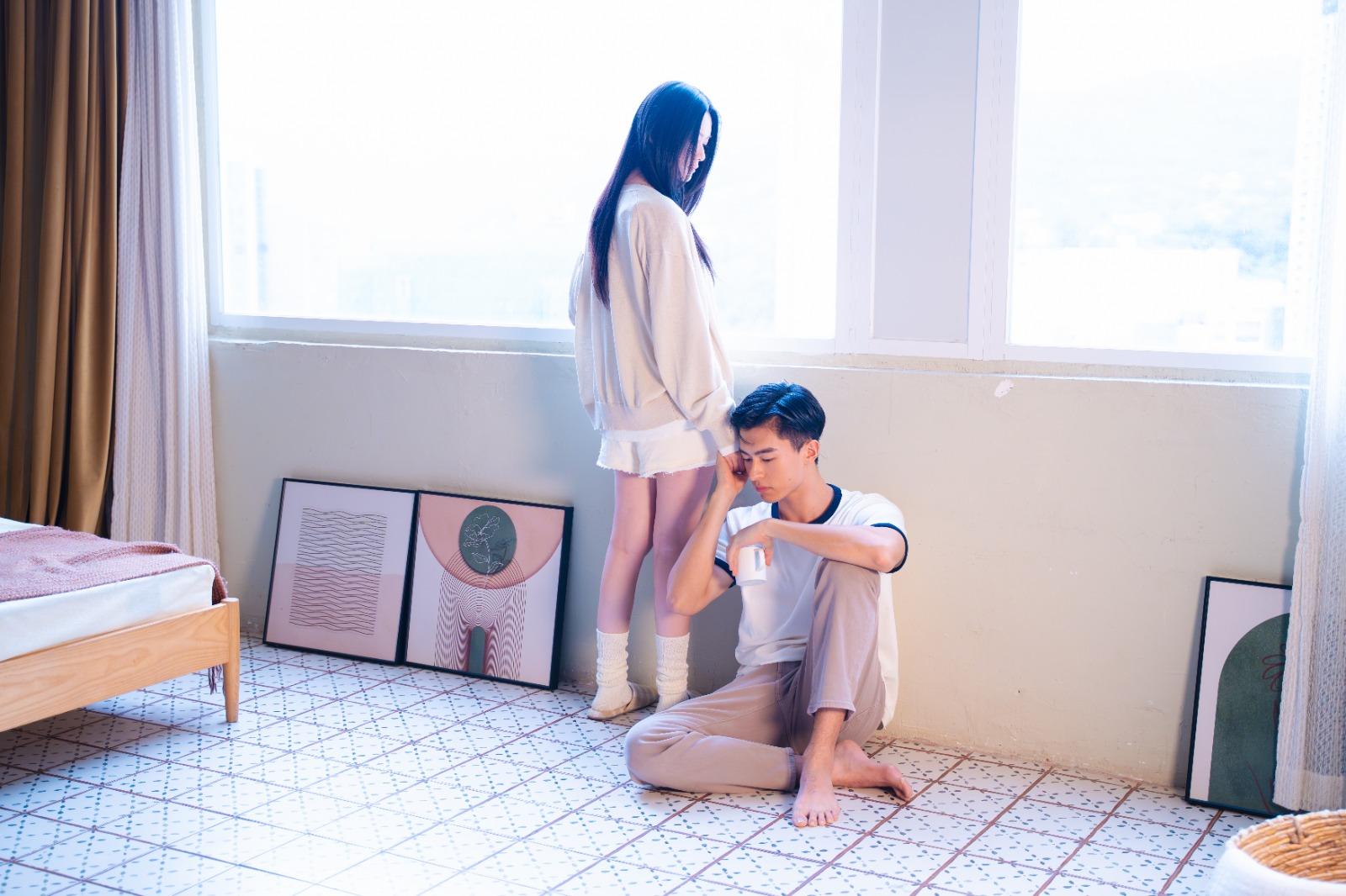 雲浩影早前為全新作品《我們還有幾多時間》拍攝MV。