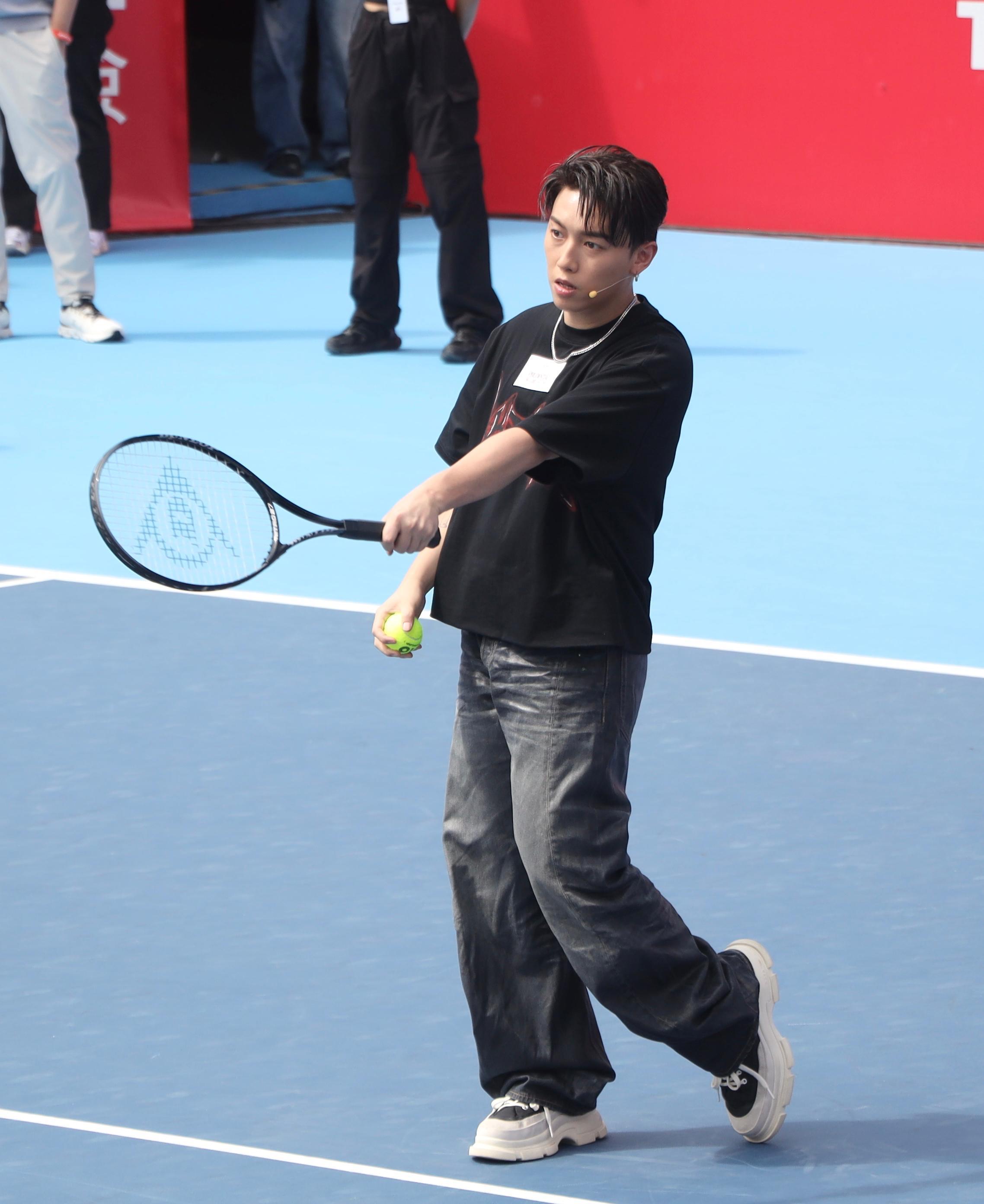 MC張天賦首次打網球,有姿勢有實際。(娛樂組攝)