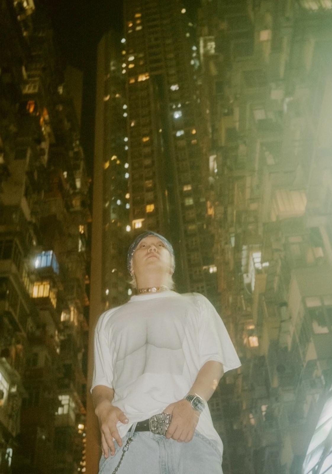 SEKAI NO OWARI主音Fukase在鰂魚涌怪獸大廈打卡。