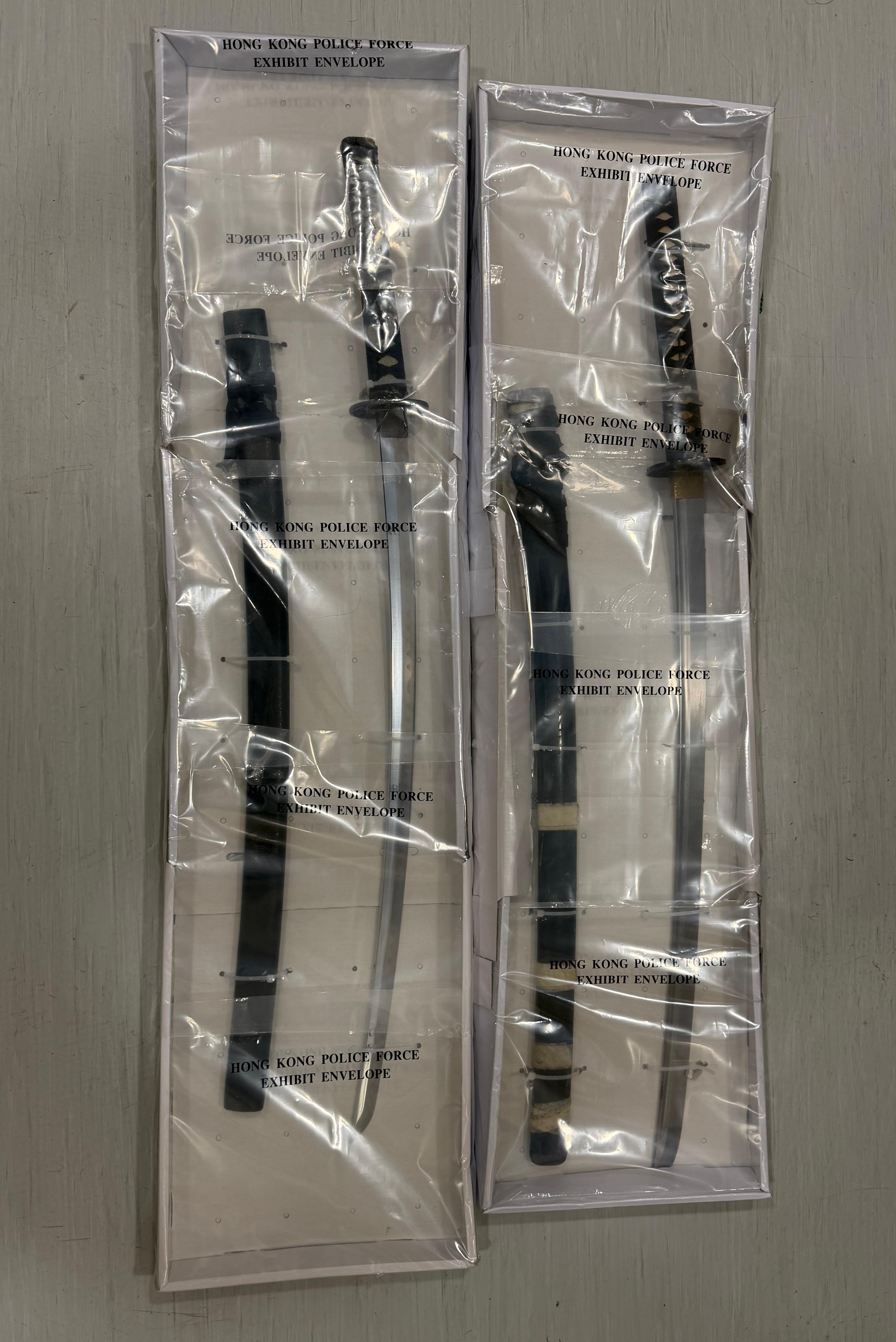 警方在行動中檢獲3把複合弓連同12支箭及兩把武士刀。(政府新聞處)