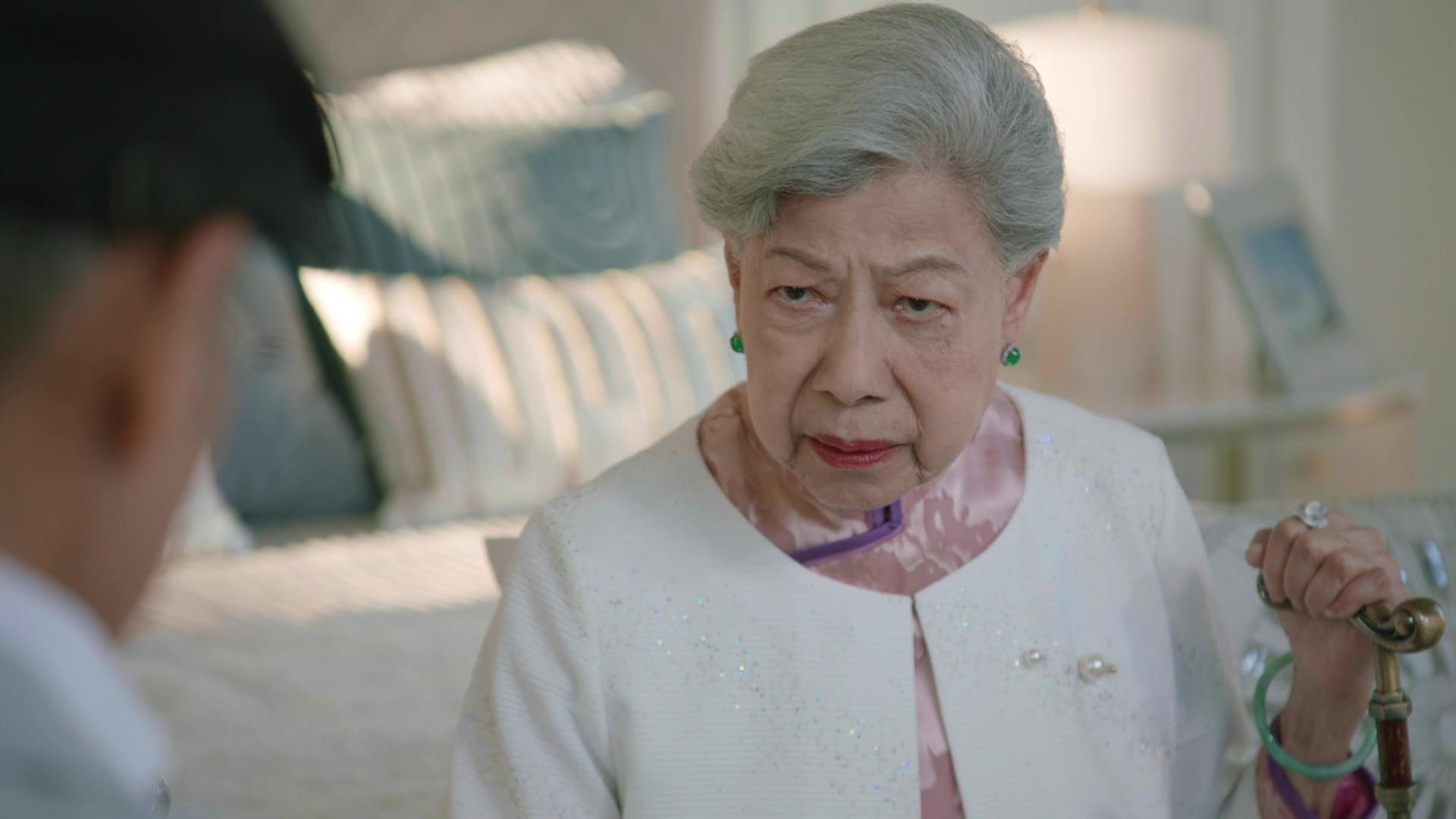 羅蘭姐90歲依然享受扮靚靚。