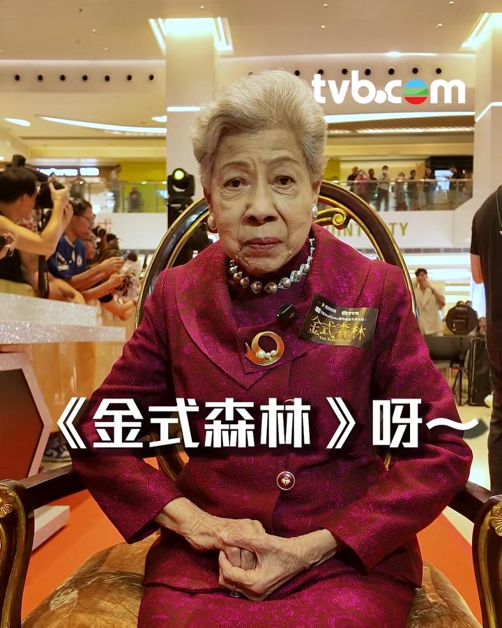 羅蘭相當玩得,應tvb.com要求以龍婆Tone為新劇宣傳。