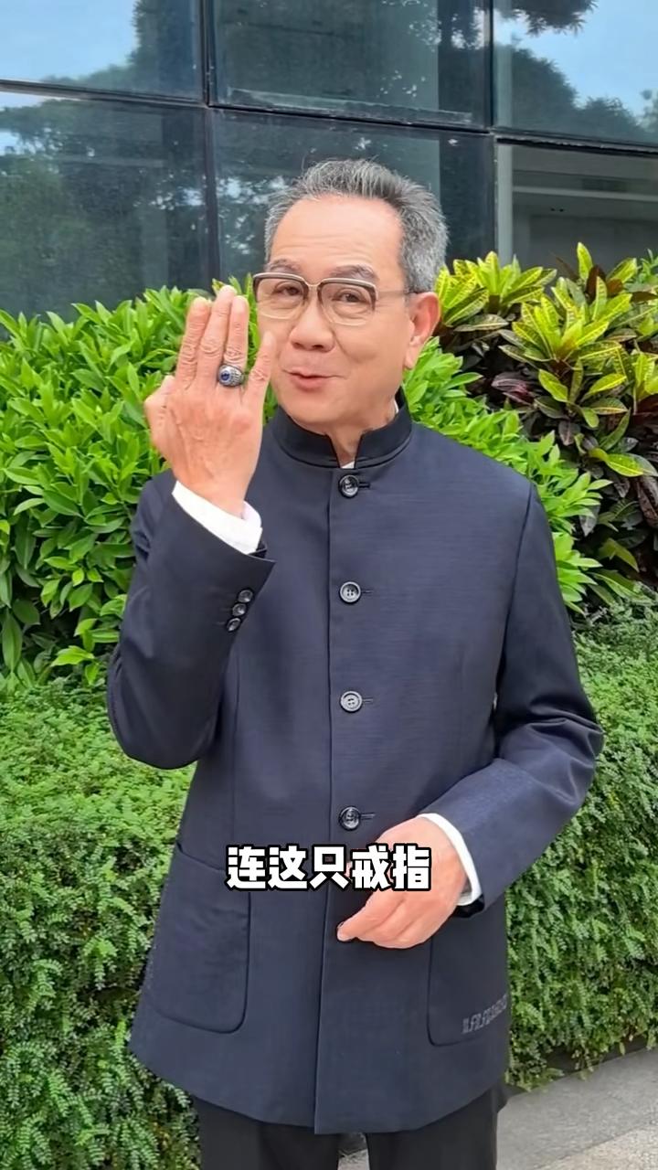潘志文在社交平台分享出動私伙服裝拍攝原因。
