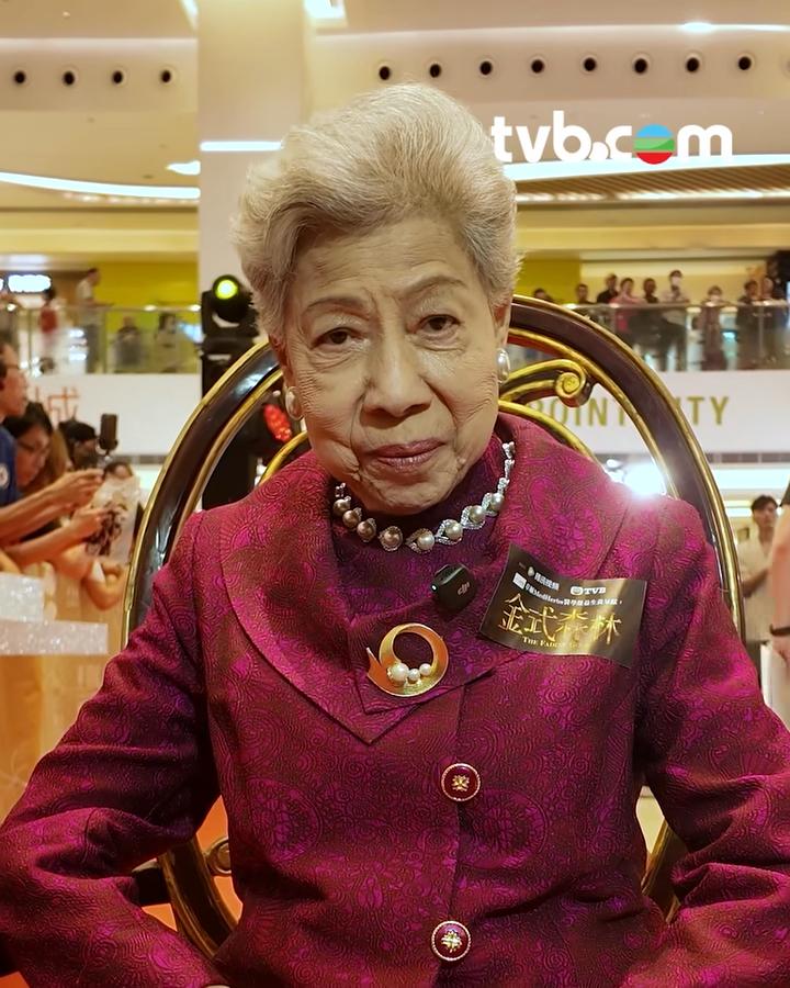 羅蘭相當玩得,應tvb.com要求以龍婆Tone為新劇宣傳。