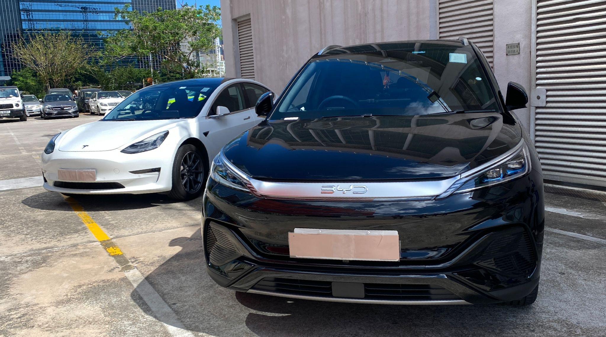 警方打擊白牌車,拘捕2名本地男司機