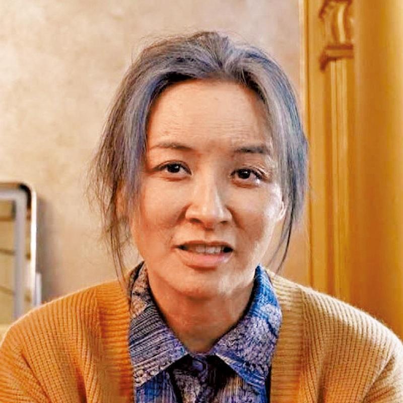 在港劇《我愛九龍城》化老妝飾演岑麗香媽媽。