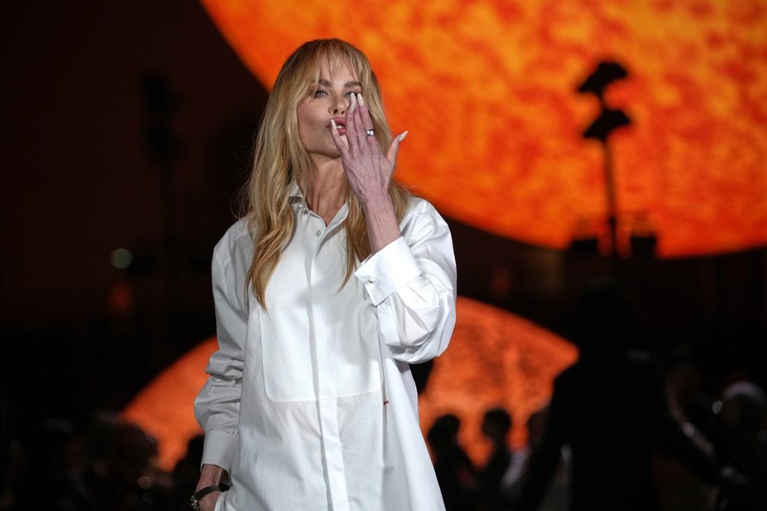 妮歌風騷向記者飛吻。