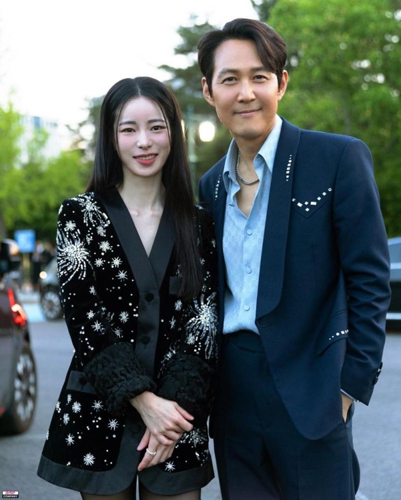 至於這張外景照,兩人外形又不是差距太大。