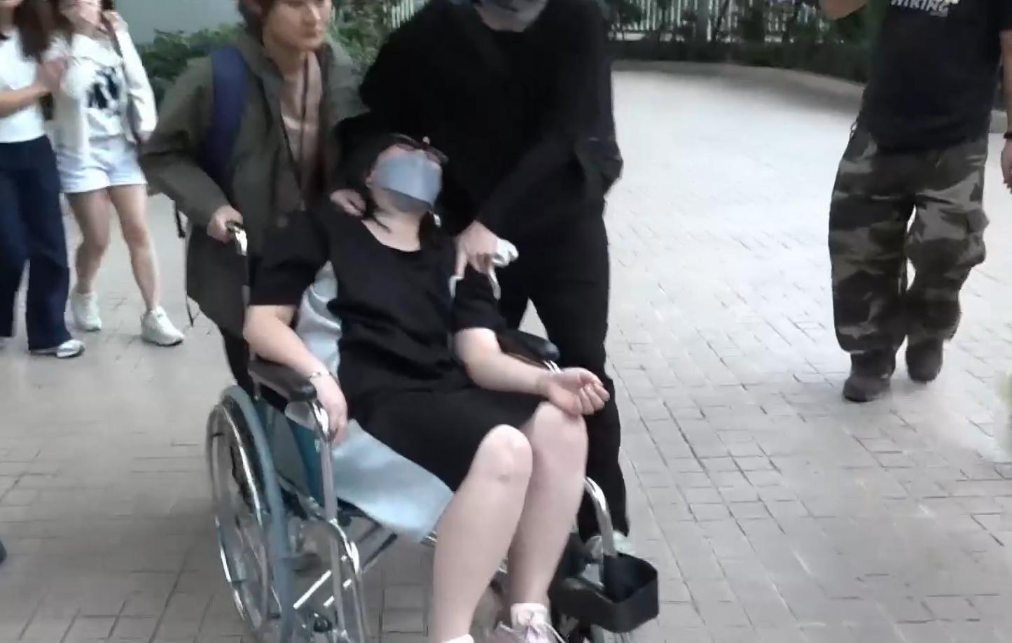 香港國際機場發生嚴重航空事故,家屬認屍痛哭。(有線電視新聞截圖)