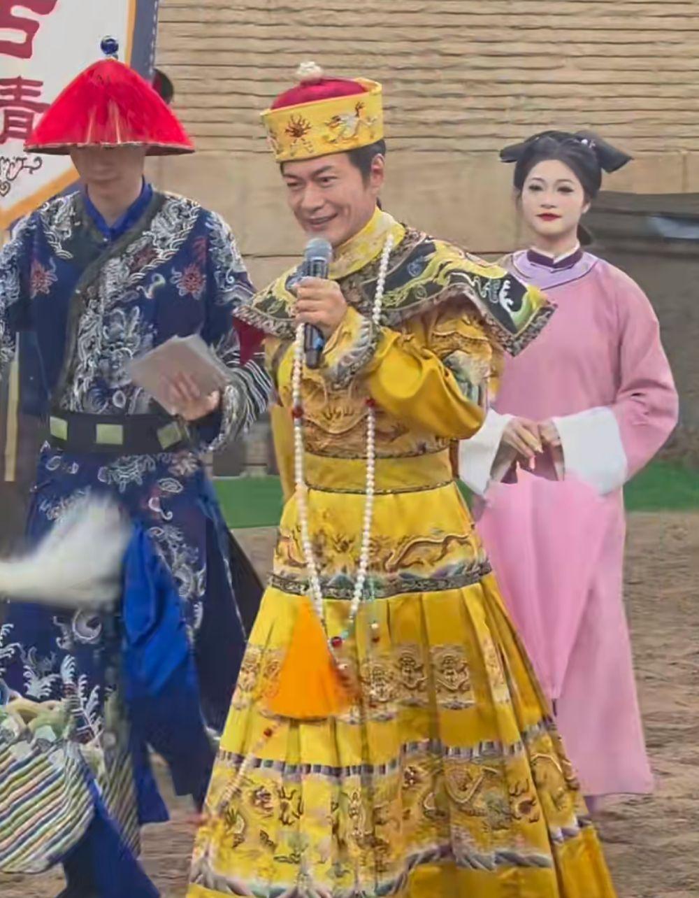 江華重現《九五至尊》造型扮皇帝。