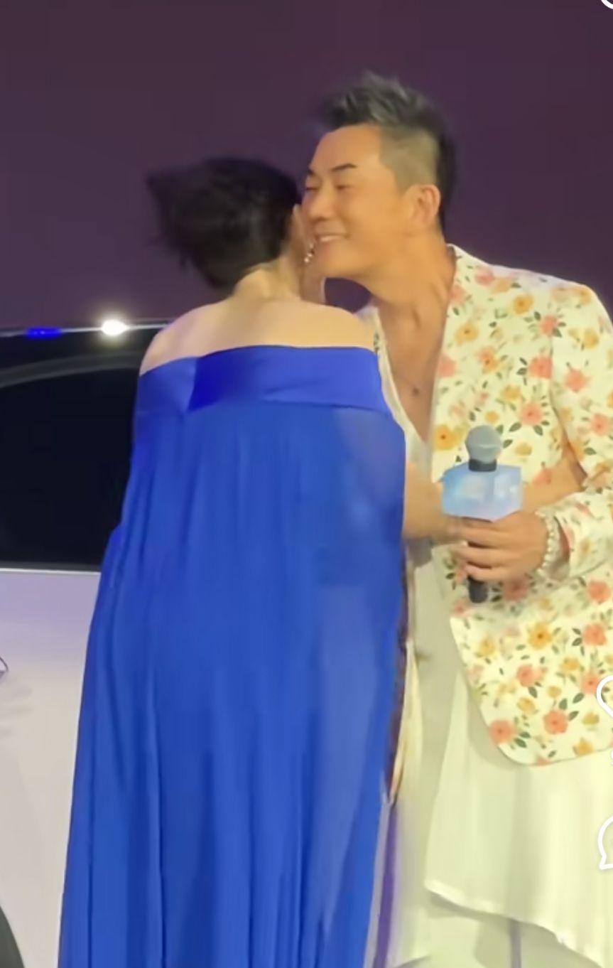 任賢齊與張栢芝一見面便擁抱。