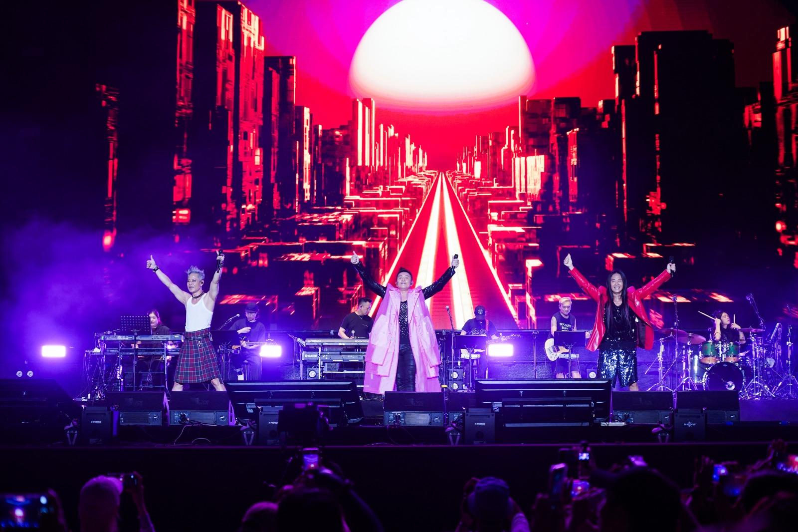 草蜢從黃昏magic hour唱到日落,近兩萬名觀眾的熱情反應。