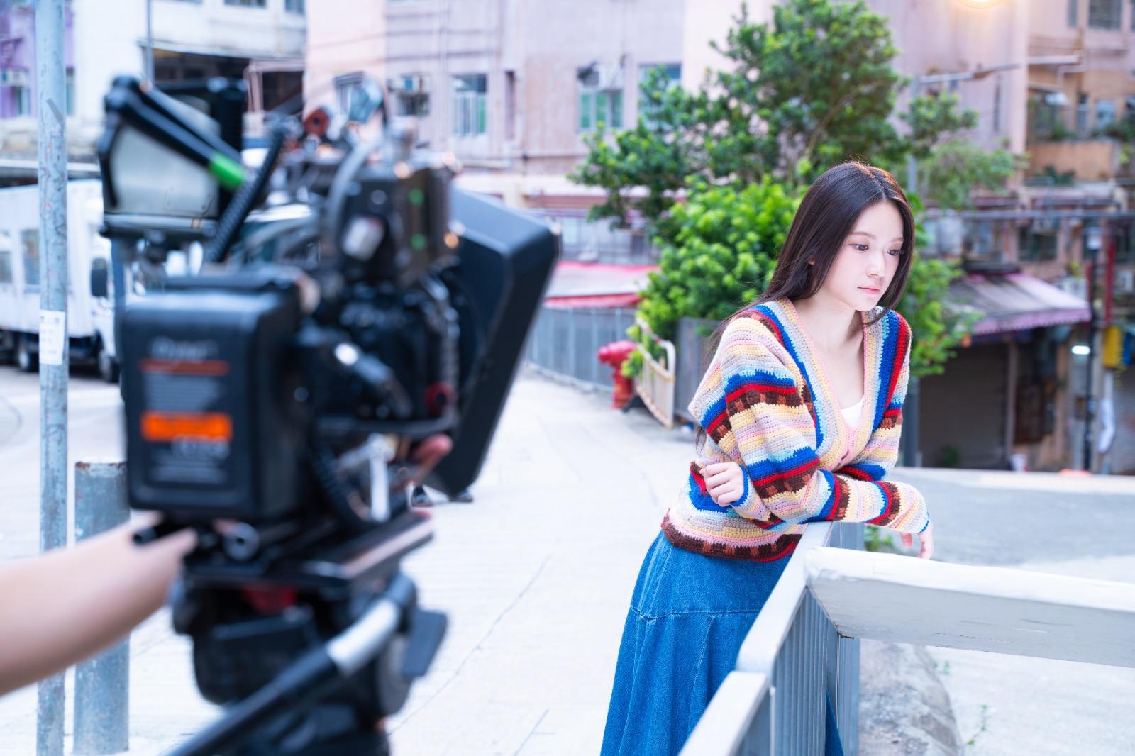 雲浩影早前為全新作品《我們還有幾多時間》拍攝MV。