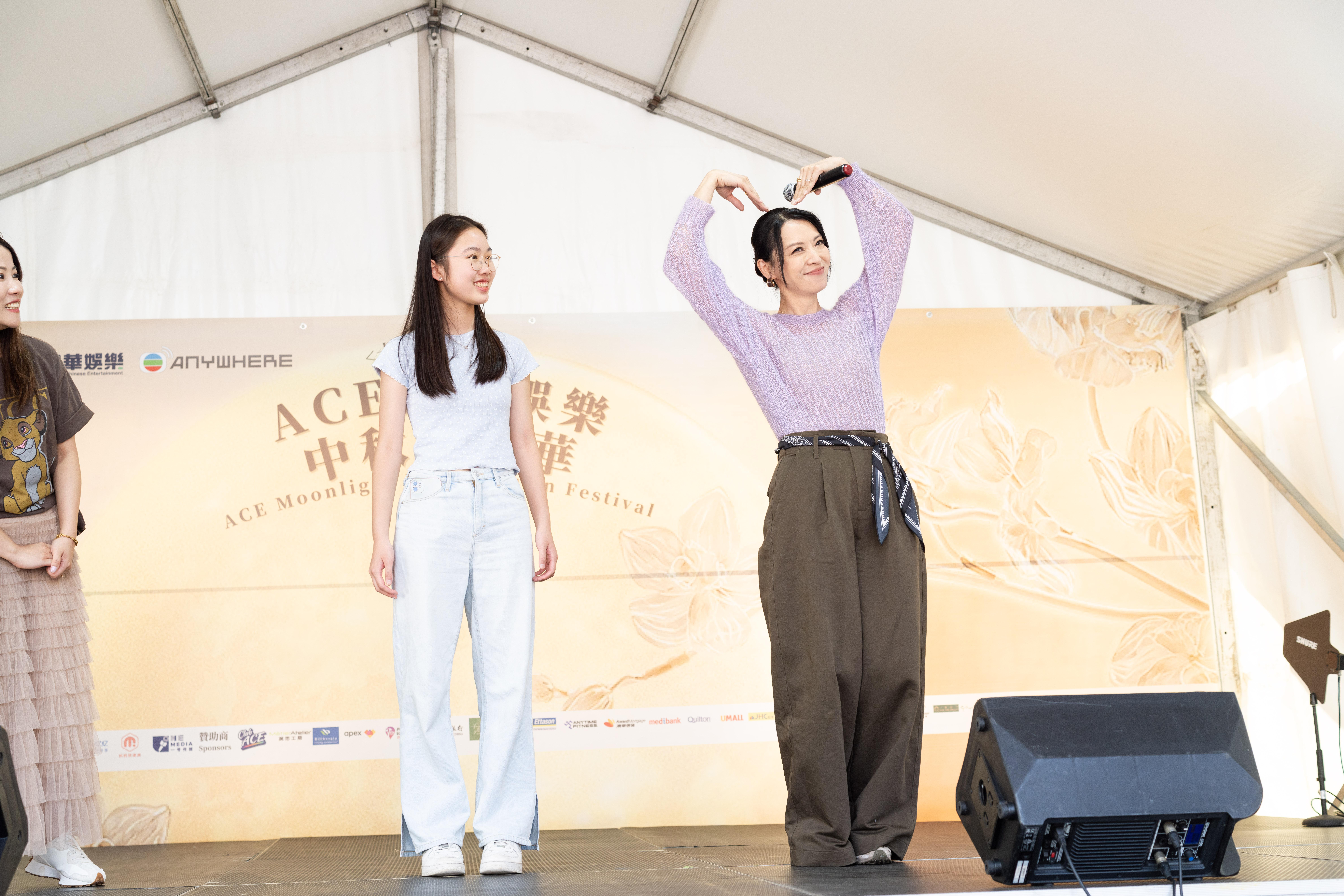 陳煒與粉絲打成一片,氣氛高漲。