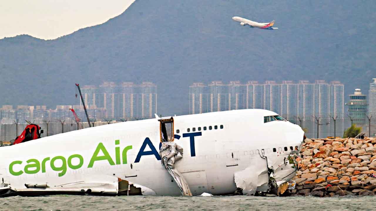 機管局目標一周內移走失事貨機殘骸。(資料圖片)