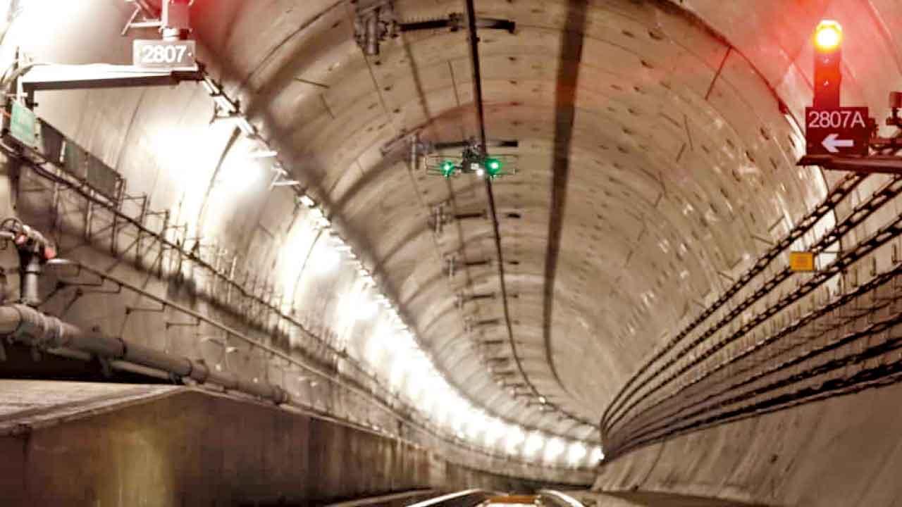 無人機可從不同角度檢視隧道細節。