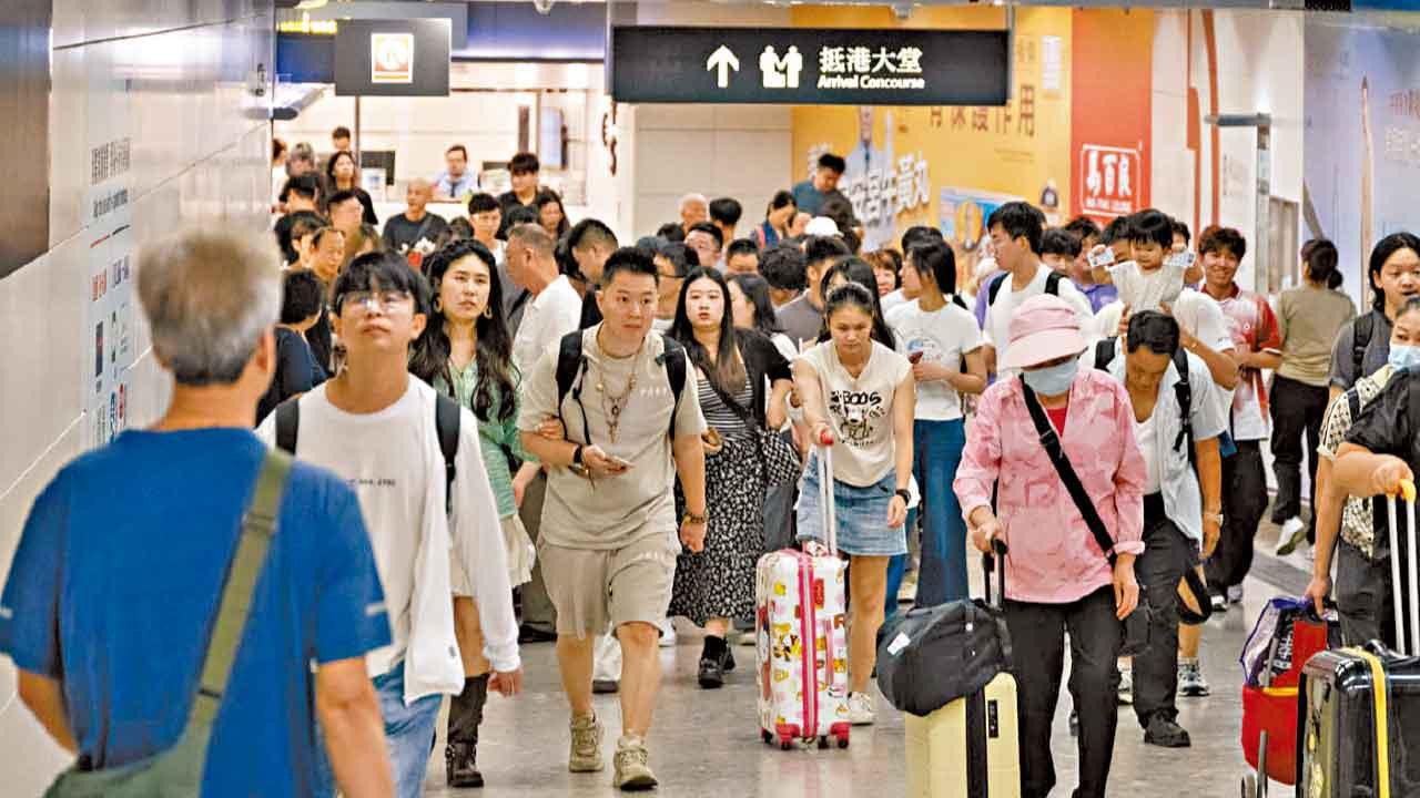 黃金周期間大批旅客來港。