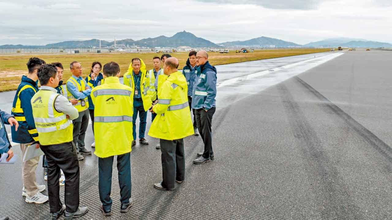 北跑道重開時,仍留有貨機滑出跑道的軚痕。(機管局圖片)