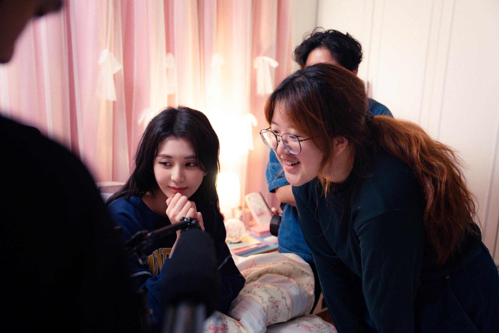 施匡翹與導演吳松芳重看影帶。