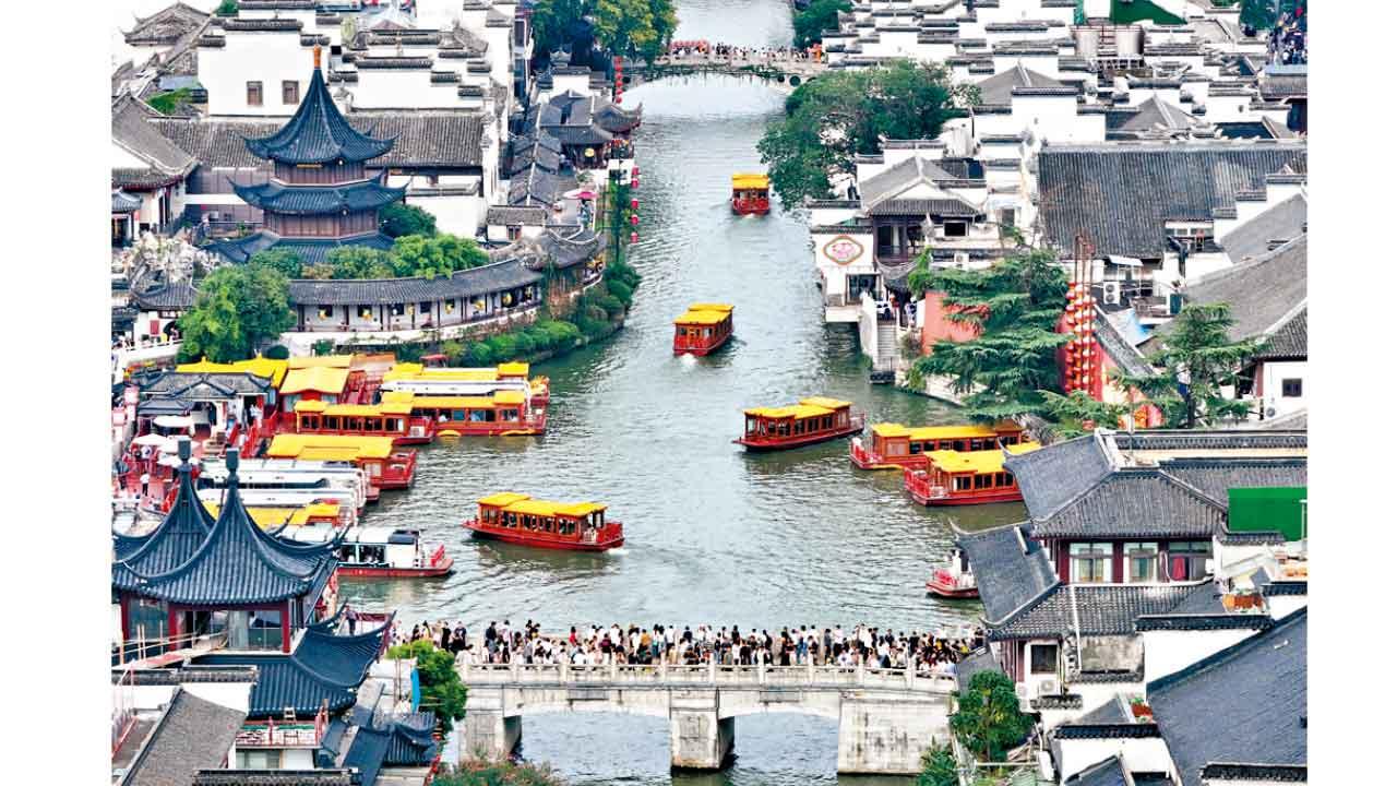 南京夫子廟景區遊覽在雙節期間遊人眾多。(新華社)