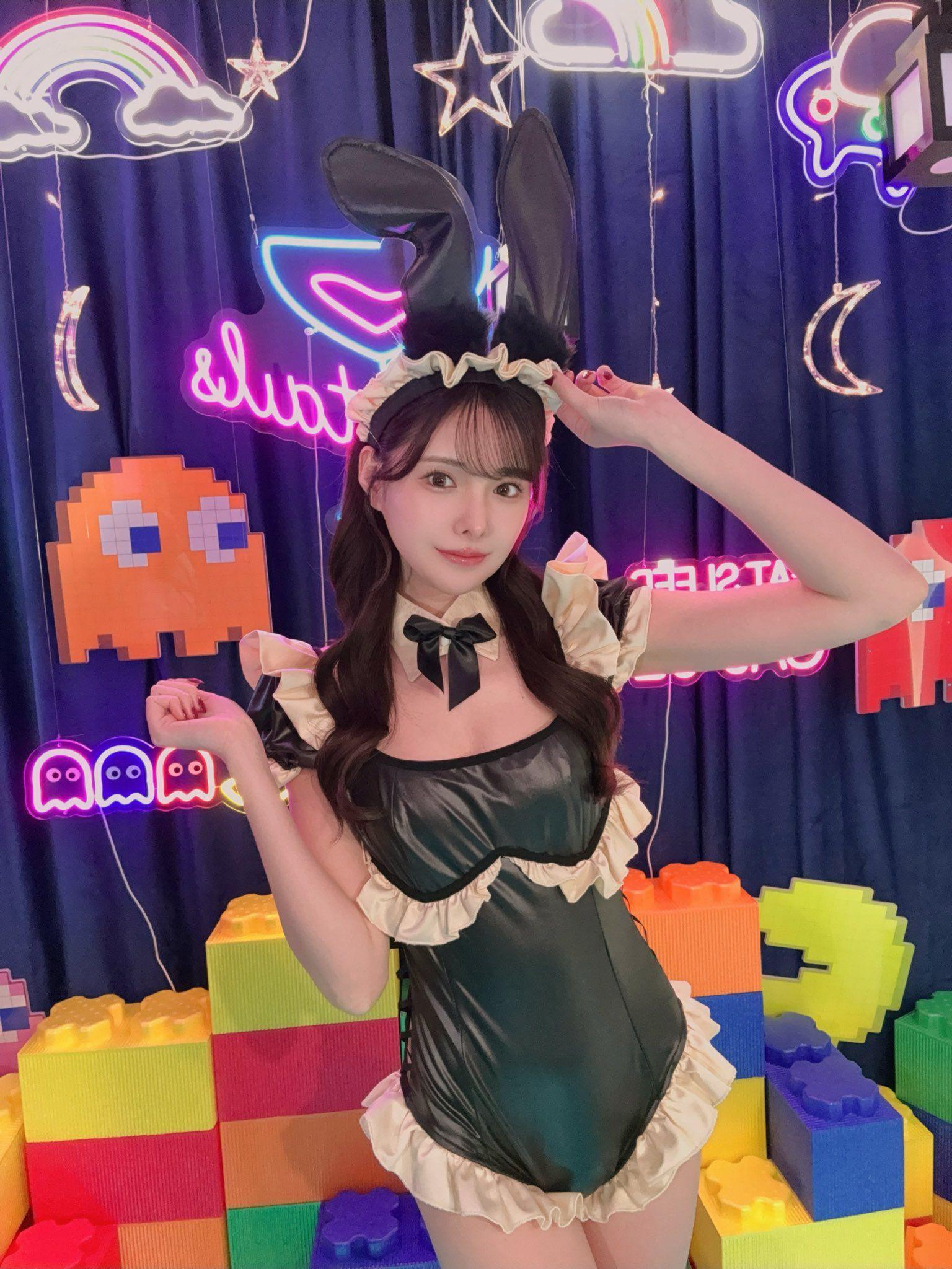 新有菜於昨日見面會上穿了兔女郎服飾與香港fans進行互動。