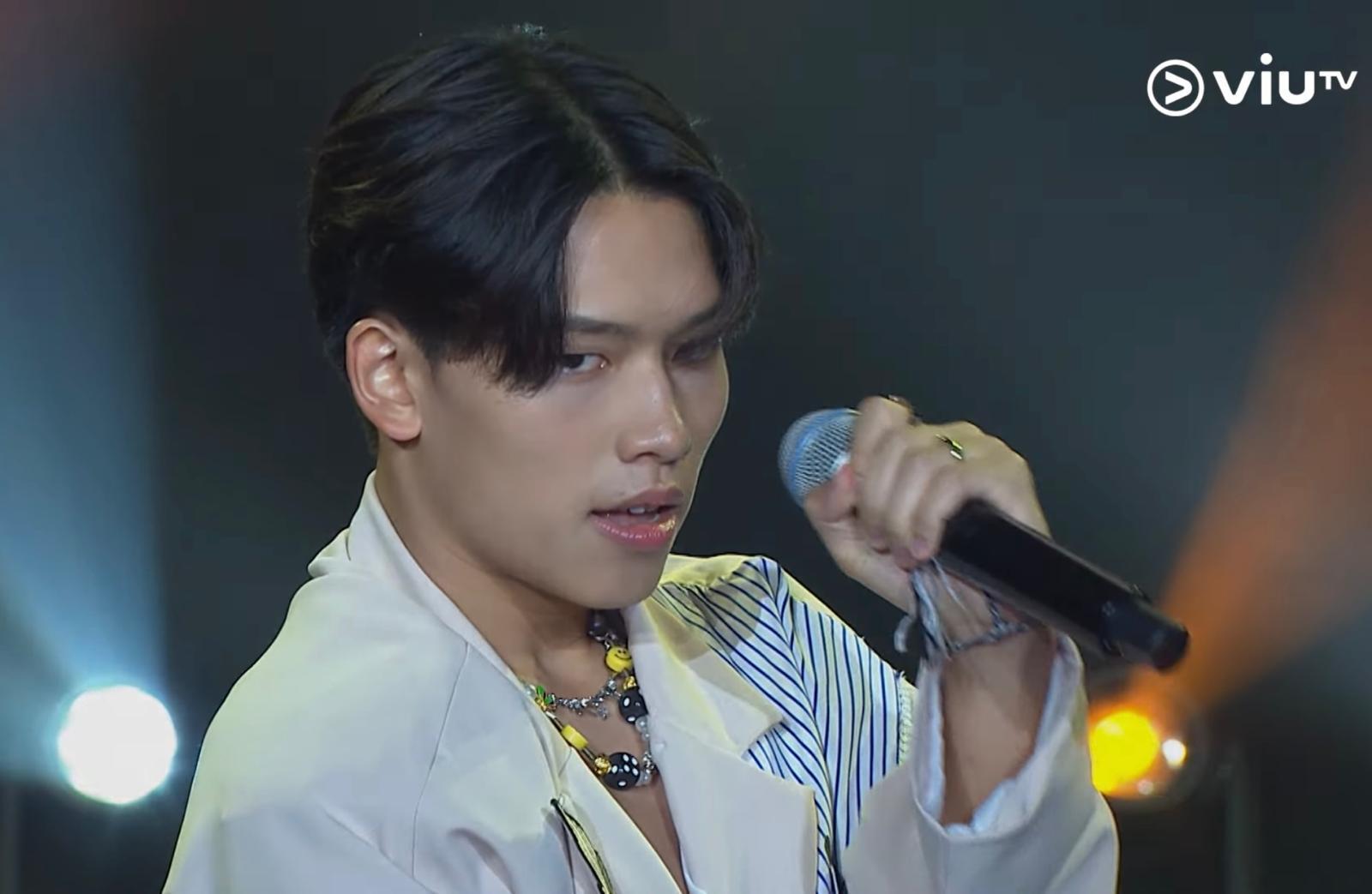 22號參賽者Alvin Lai以跳唱為表演項目,贏得2盞藍燈。