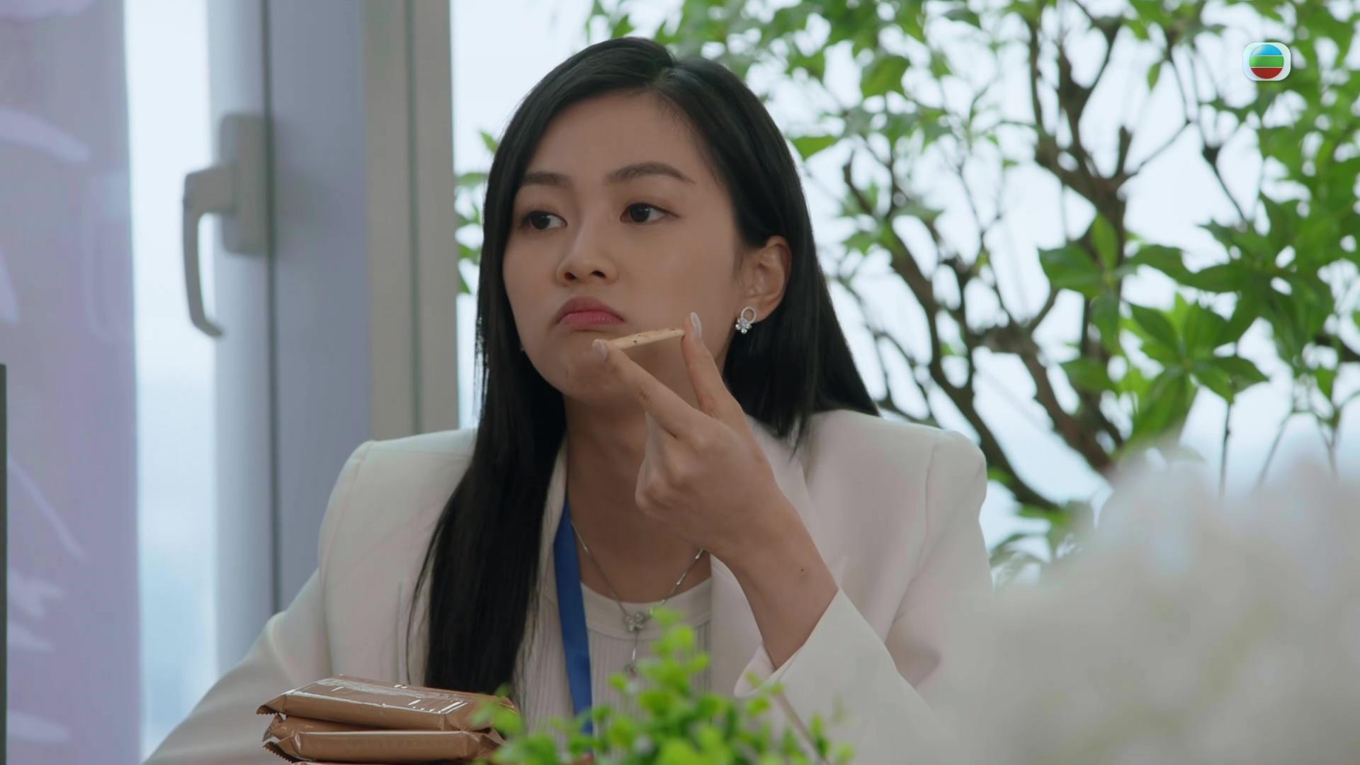 郭柏妍可愛精靈表情包,估唔到連食塊餅都可以咁可愛。