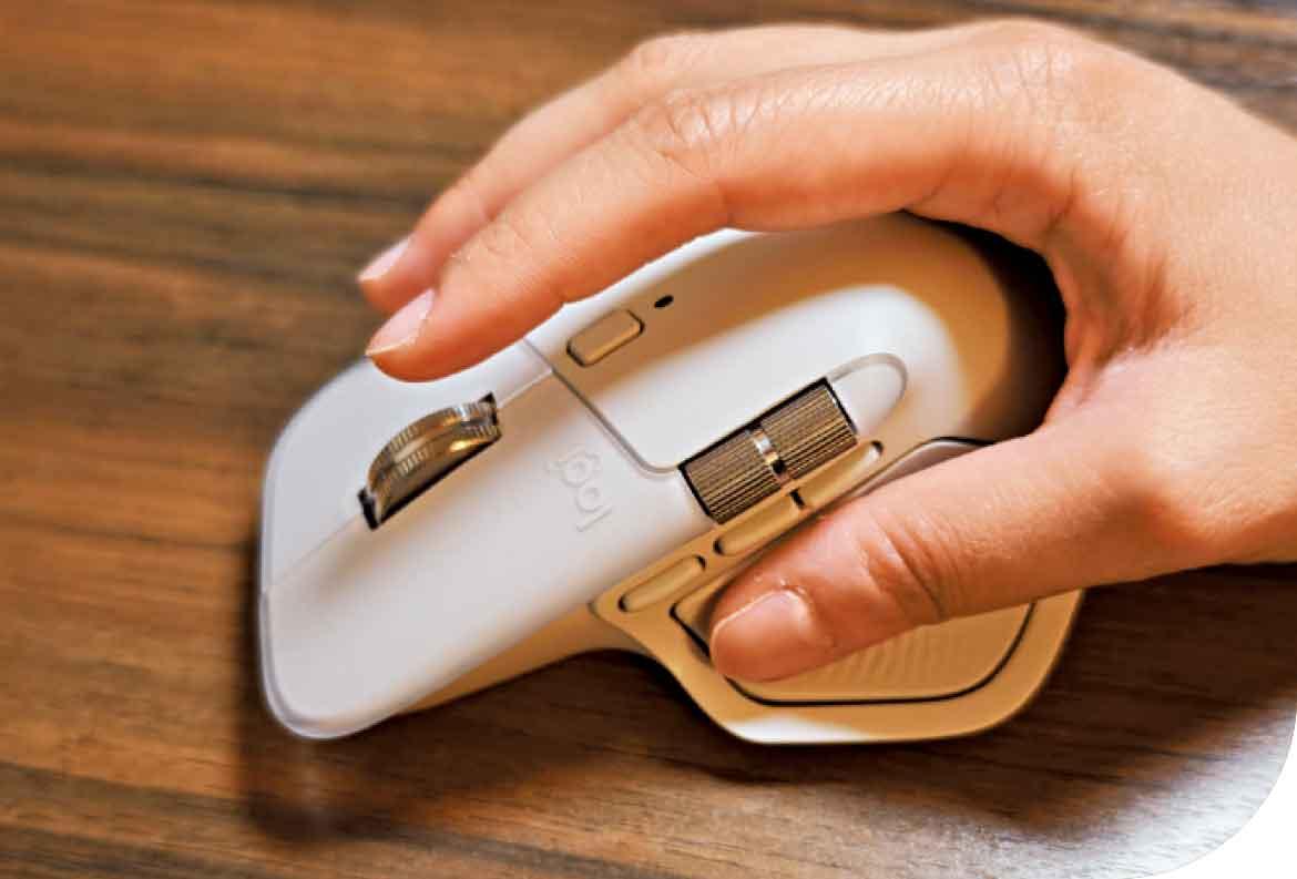 設計符合人體工學,拇指的動作環鍵可呼出捷徑。