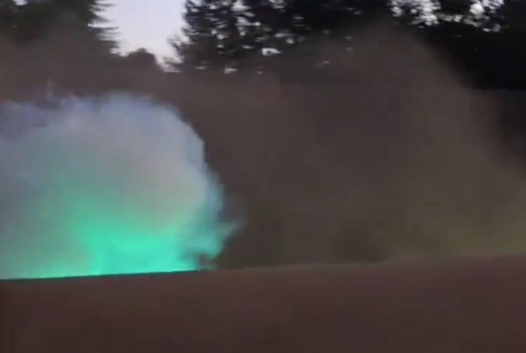 美國加州沙加緬度(Sacramento)一架醫療直升機墜毀後,冒出淺藍色濃煙。(影片截圖)