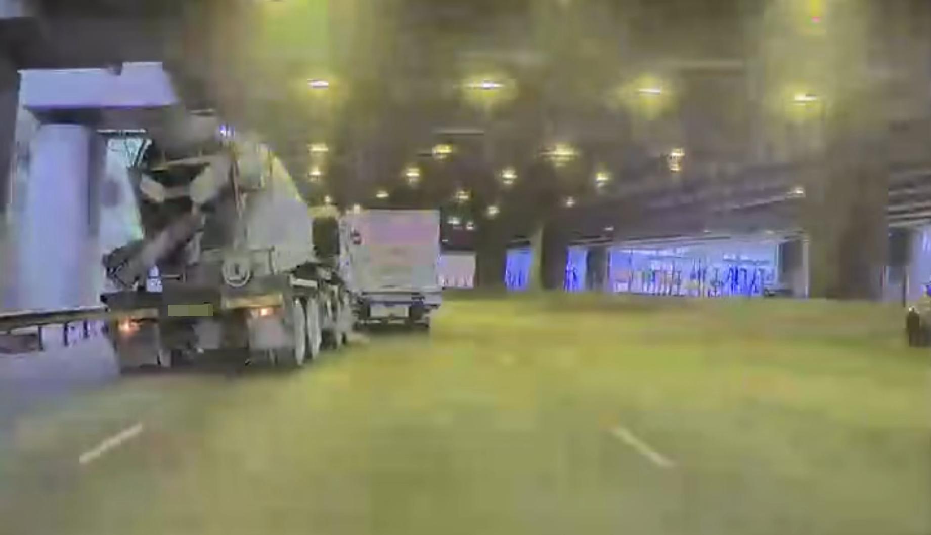 葵涌道險發生車禍。(fb「車cam L(香港群組)」圖片)