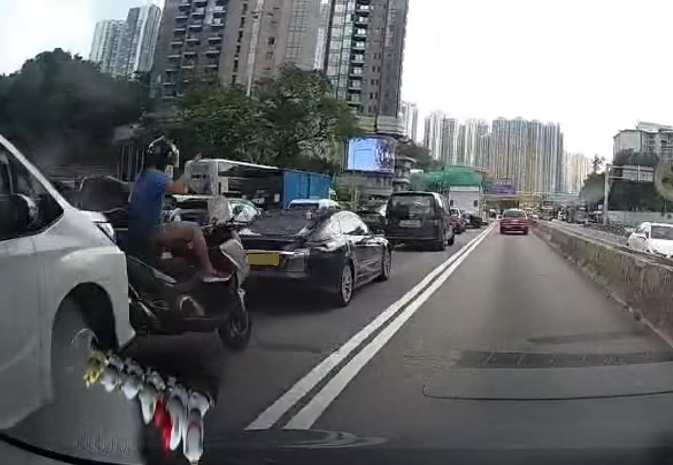 觀塘道發生驚險車禍。(fb「車cam L(香港群組)」圖片)