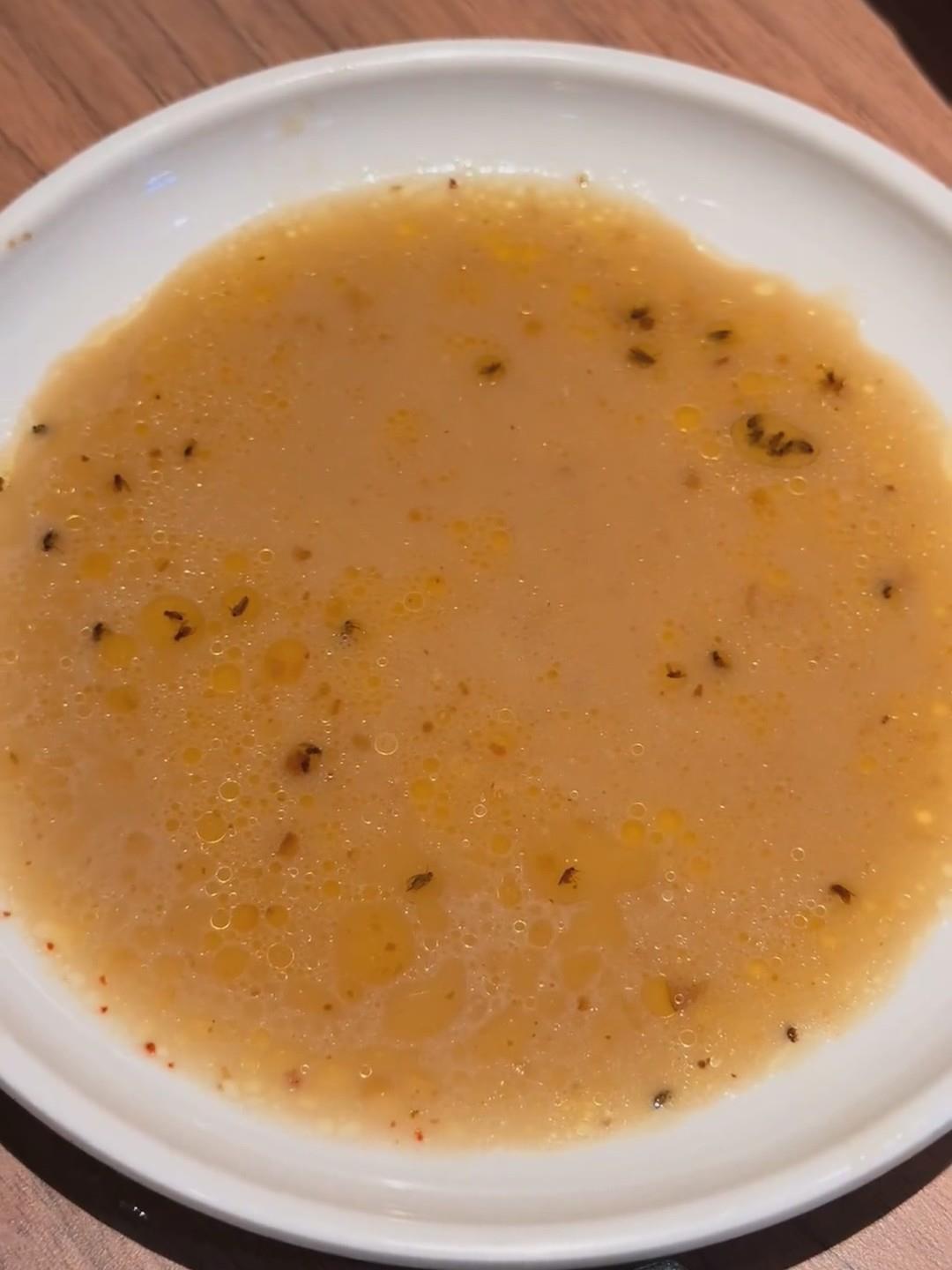 發現碗裡有大量昆蟲。(極目新聞)