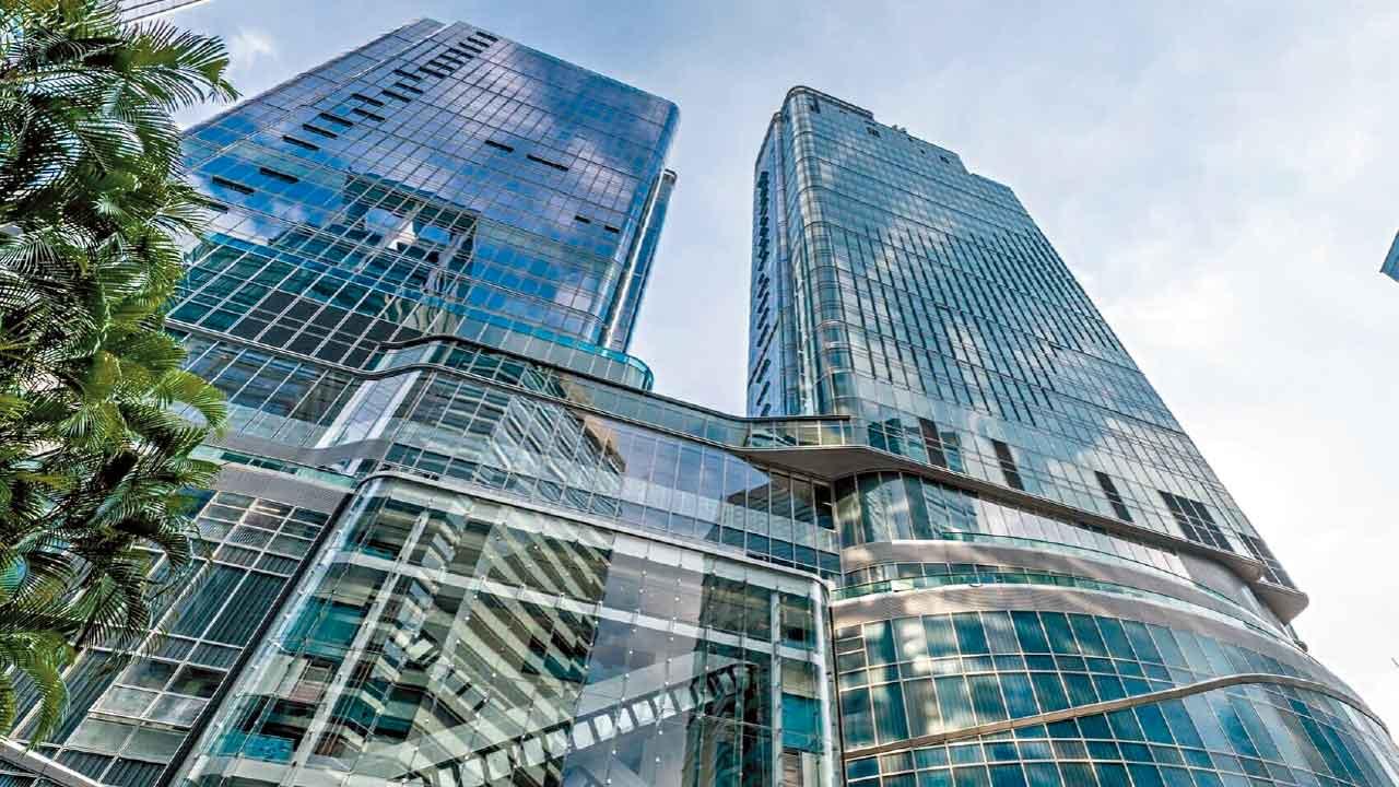 「三布目」(Scramble Hill)位於觀塘巧明街The Millennity基座的10層大型商場,前身是九巴車廠。